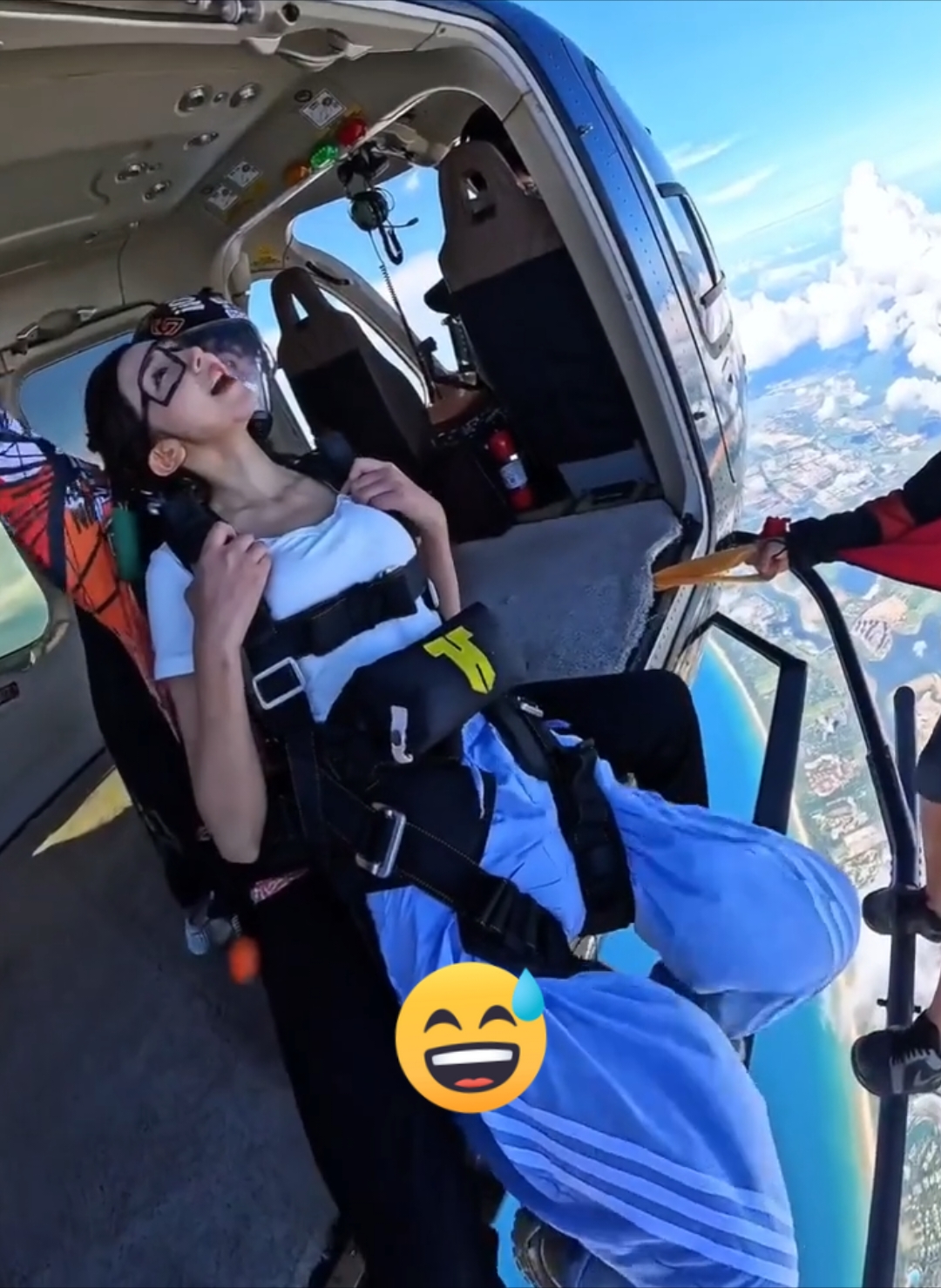 What's Funny In this Video🤣 #parachute #Extreme #trending #fly #Brave #challenge #Look #foryoupage❤️❤️ #fyp #Skydiving #EXTREME #recordme 