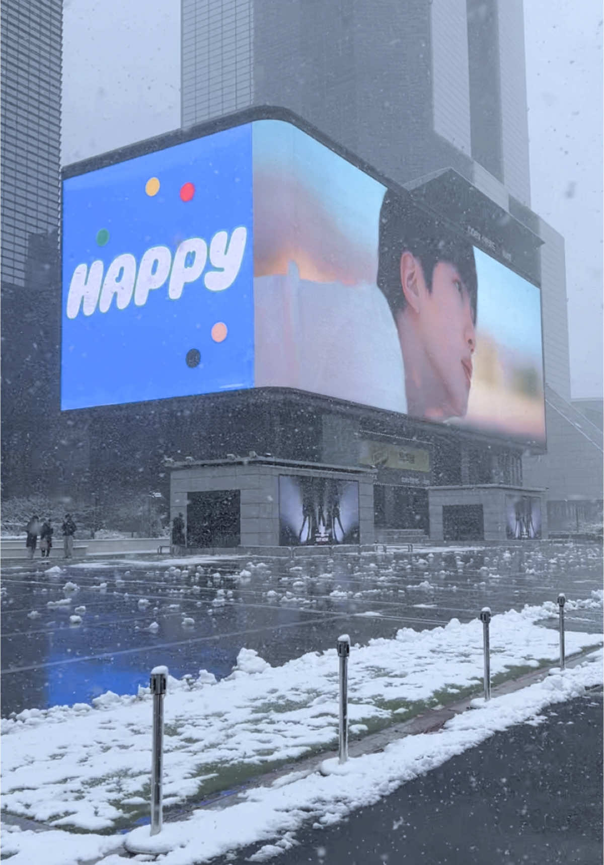 BTS Jin’s album on display while snowing! 🇰🇷❄️☃️ #seoul #gangnam #korea #travel #traveltiktok #winter #snow #여행 #서울 #겨울 #snowfall #wintervibes #wonderland #dream #fyp #fypシ゚ #trending #viral #firstsnow #bts #gangnam #btsarmy #btsjin #happy