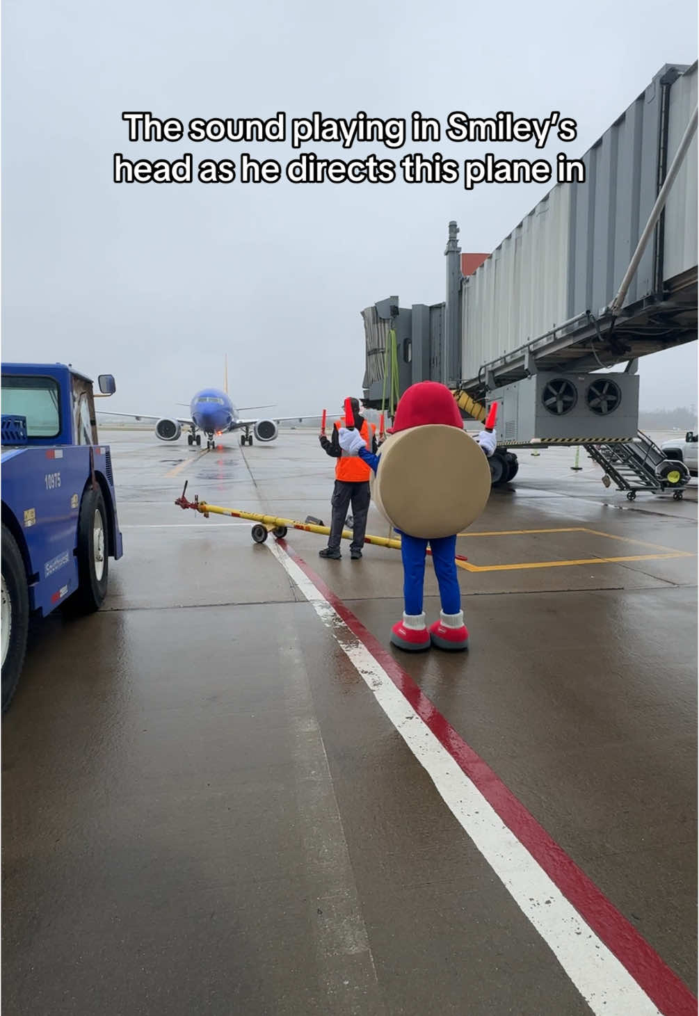 You travel home to Pittsburgh for Thanksgiving and see this when you land… wyd? 👀 #eatnpark #pittsburgh #412 #smiley #fyp #smileycookie #airport #pitairport #pittsburghairport 