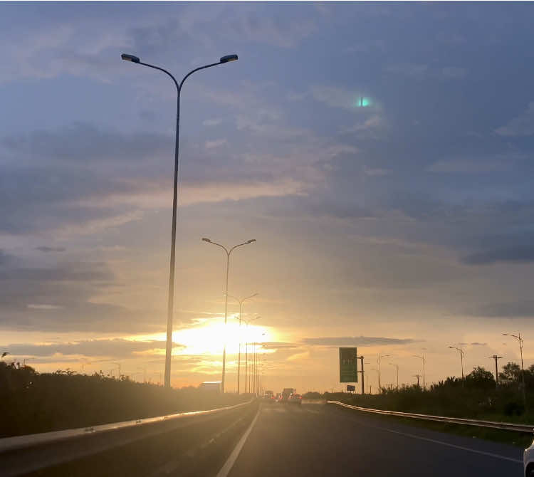 🌤️ Khi thức giấc vào mỗi sáng và thấy mình còn sống, còn nhìn thấy mặt trời đó là điều may mắn nhất vào mỗi ngày… #ongchuu40 #binhyen #binhminh #chill #tamtrang #suyngam #alone #annhien 