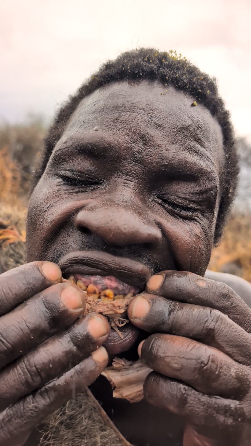 Wow That's incredible 🤩😋See how hadza eating their favorite meal middle of nowhere@🔥#culture