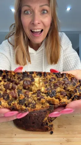 Three ingredient christmas cake! So easy! 👏🏼  1 kg dried mixed fruit, 600ml of liquid, 300grms SR Flour, 180 deg. 2 hours x #christmascake #threeingredientchristmascake 
