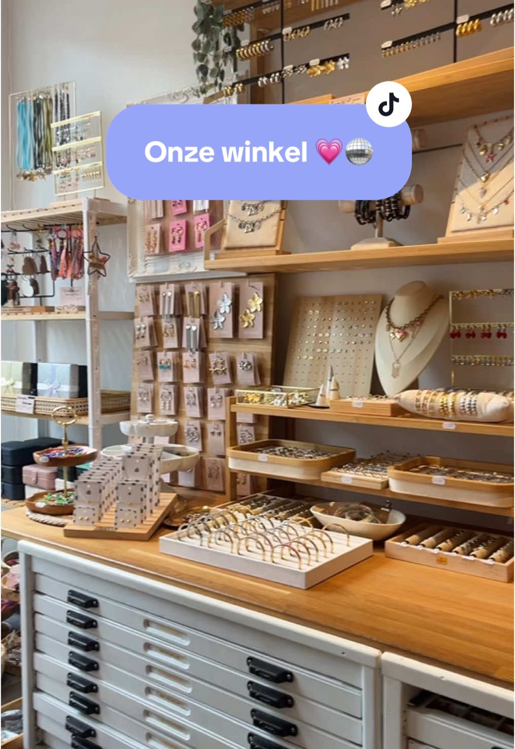 Welkom in onze winkel! 💗 Sieraden, kralen, bedels, tasjes, haarclips, kaarsjes..noem het maar op! 🥰 #bychrista #kralenwinkel #sieraden #kralenwebshop #shoppen #breskens #zeeland #hotspot 