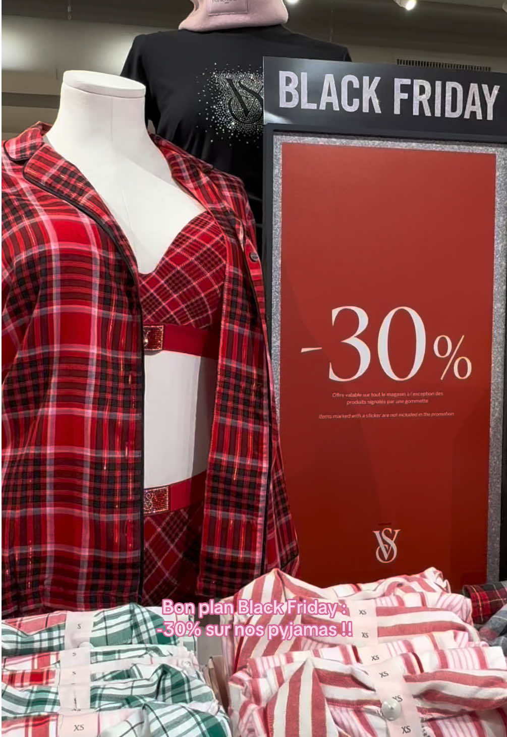 Les filles, foncez dans nos magasins pendant le Black Friday !! 💕 Jusqu’au 2 décembre, profitez de -30% sur une large sélection d’articles ! 😍✨ #victoriassecretfrance #blackfriday #blackfridaydeals #blackfridayshopping #bonsplans #blackfriday2024 #pyjama #pyjamavictoriasecret #fyp #pourtoi 