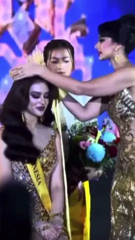 Guys look at That moment 🥹🫶🏻 They’re love each other 🇮🇩❤️🇦🇪 And Cambodian love their reaction 😘🇰🇭 #missplanetinternational #missplanetinternational2024  #missplanetuae2024 #missplanetindonesia2024 #missplanetangelinternational2024 