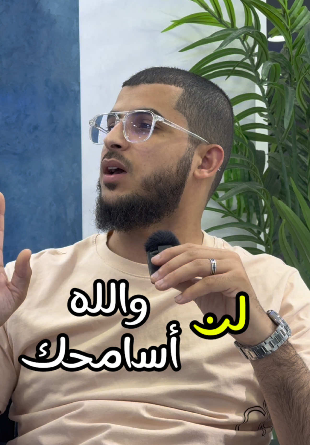 والله لن أسامحك ‼️ العفو والصفح متقاربان في المعنى، وقال الراغب الأصفهاني: الصفح هو ترك التثريب، وهو أبلغ من العفو وقد يعفو الإنسان ولا يصفح. وقال البيضاوي: العفو ترك عقوبة المذنب، والصفح هو ترك لومه. ويدل عليه قوله تعالى: ((فَاعْفُوا وَاصْفَحُوا)) [البقرة: 109]، ترقيًا في الأمر بمكارم الأخلاق من الحسن إلى الأحسن، ومن الفضل إلى الأفضل #الله_اكبر #الله #نصيحة #معلومات #oops_alhamdulelah #اللهم_صل_وسلم_وبارك_على_نبينا_محمد #الصفح #العفو #المغفره 