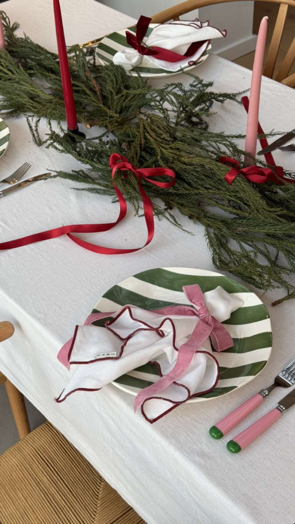 Part 2 | Christmas tablescape inspo 💌🎄 Every week until Christmas I will be doing some tablesettings for Friendmas/Christmas. What would you love to see next? Red bows and napkins @SAME TIME TOMORROW; green plates @Homesense; cutlery @In The Roundhouse #tablescapeinspo #tablesetting #christmas #friendmas #dinnerparty 