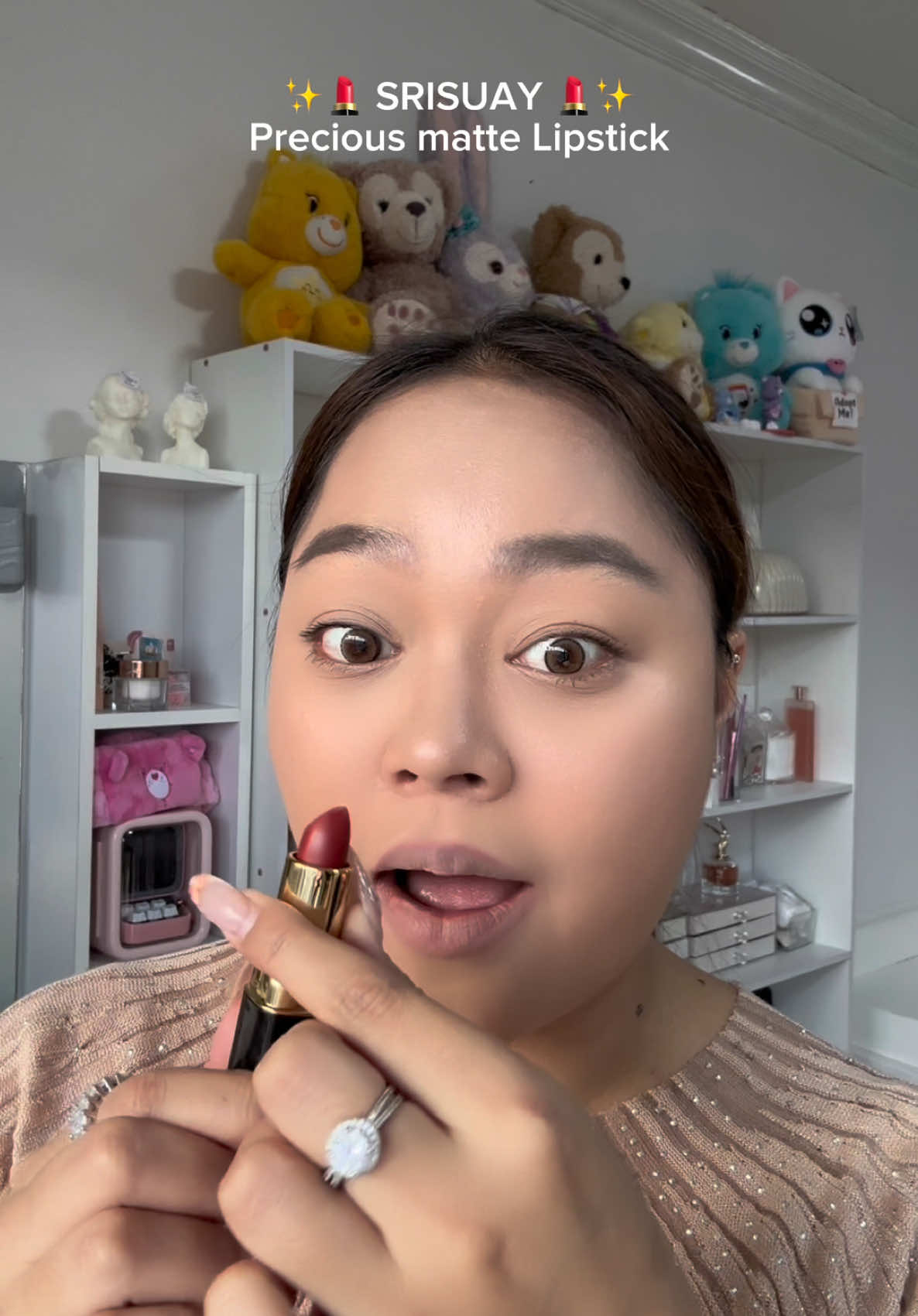 💄✨ ป้ายยาลิปสติกสีสวย Srisuay ศรีสวย เราจัดมาให้ทั้งหมด 12 สี ✨💄 ✅ เราชอบแบรนด์นี้เพราะรู้สึกว่าแบรนด์เค้ามีเอกลักษณ์มากๆเลยค่ะสีโทนไม่เหมือนแบรนด์ไหน  ✅ แถมติดทนยาวนานมากก เวลาเราออกไปข้างนอกแทบไม่ต้องเติมปากเลยค่ะ ✅ แล้วเนื้อเขาคือบางเบามากเกลียง่ายไม่หนักปากเป็นเนื้อแมตช์ที่ทาแล้วไม่รู้สึกแห้ง ✅ เม็ดสีคือชัดมากขนาดเราเป็นคนที่ปากคล้ำ เค้าสามารถกลบสีปากได้เนียนเลย แล้วไม่ตกร่อวด้วยนะขนาดเราลงบนฝ่ามือที่ลายมือเราคือหายเลยเลิศมาก 💗 ถ้าใครสนใจสามารถสั่งซื้อได้ที่แอปส้ม/หรือทักไปที่เพจ @srisuayofficial ได้เลยนะคะ 💗