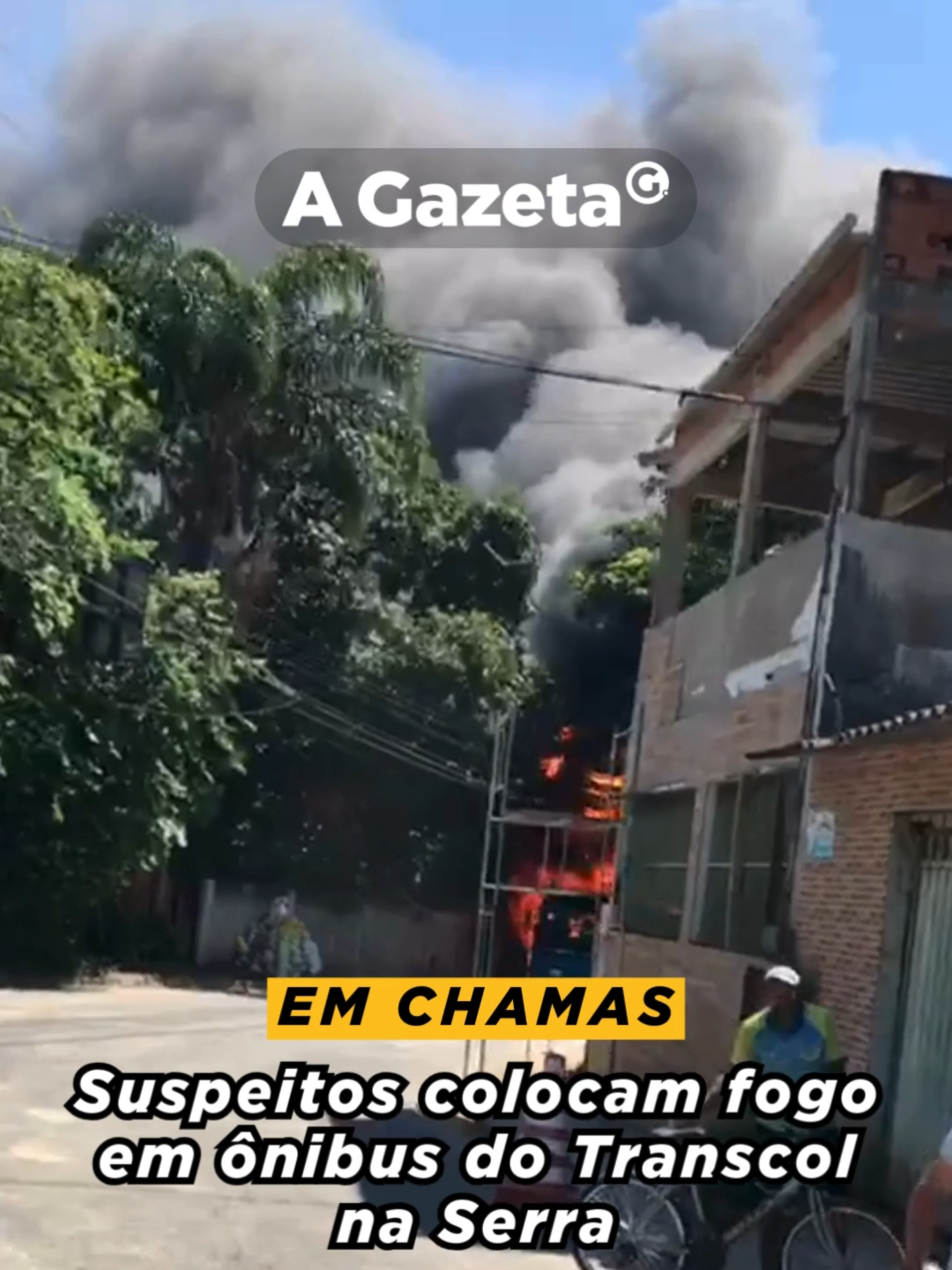 🔥 Um ônibus do Transcol foi incendiado no bairro Cascata, na Serra, na tarde desta quarta-feira (27), por um grupo de sete pessoas. Enquanto dois deles mandaram o condutor parar o veículo, outros cinco ordenaram que os dez passageiros e o motorista descessem, e na sequência atearam fogo no coletivo. Vídeos mostram o veículo em chamas e tomado por uma fumaça muito densa, vista até por moradores de outros bairros.  Devido ao fogo, o Departamento de Operações de Trânsito da Prefeitura da Serra orientou o trânsito na região.  O Corpo de Bombeiros foi acionado e as chamas foram controladas rapidamente, sem registro de feridos. As labaredas chegaram até a rede elétrica na Rua das Acácias – onde clientes ficaram sem energia. Equipes da EDP já estão na região e a empresa explicou que o serviço já está sendo restabelecido gradativamente.  Saiba mais em www.agazeta.com.br 📲