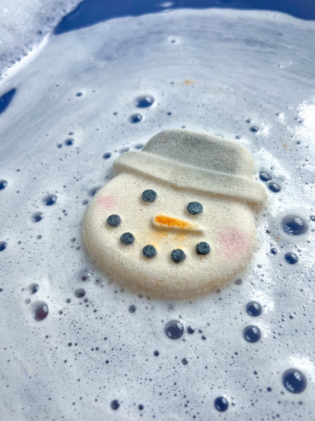 Snowman Spirit from @Crystal Bar Soap VEEINTHETUB for 10% off⁣ ⁣  #bathbomb #crystalbarsoap #crystalinfused #oddlysatisfying #SelfCare #snowman #snowmanspirit #bathbombcrush #christmas #christmasbathbombs 