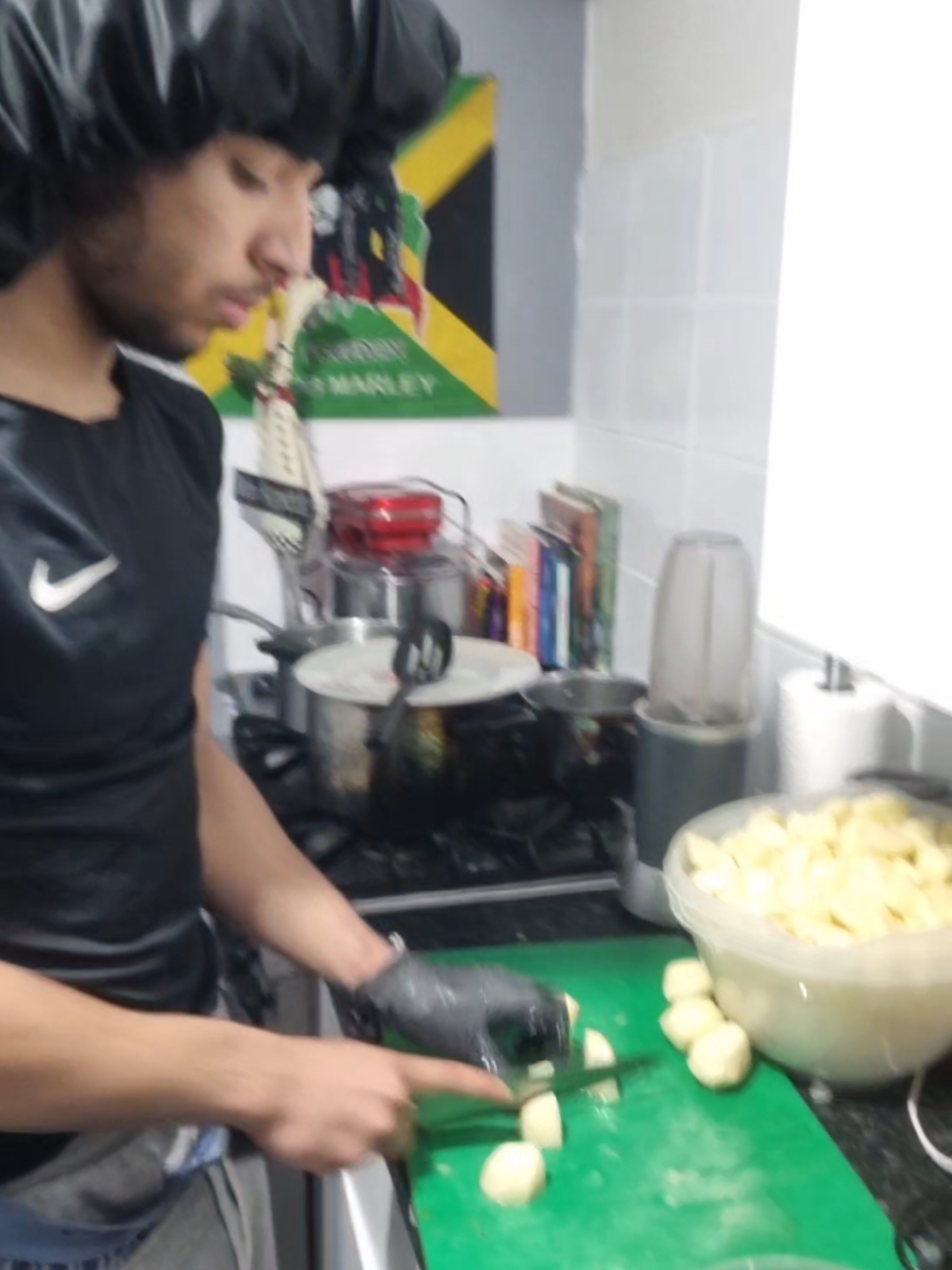 This boy peeled, washed and prepped all this Veg 🙏🏾. he'll be 16 soon so if your looking for a hard worker see him yah 🤣😂🤣....👨🏽‍🍳Chef in house training... #thisboywillnotdependonnowomanonmywatch #traintheminthewaytheyshouldgo 