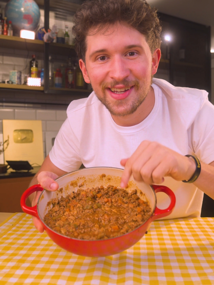 MOLHO BOLONHESA VERDADEIRO! Cheffs, hoje vou ensinar a receita verdadeira direto da Itália. Vem comigo aprender a fazer o molho bolonhesa Ingredientes: -1 cebola -1 cenoura -1 salsão picado -azeite -Pancetta -600g de carne de vaca -400g de carne de porco -1 taça de vinho branco -2 latas de tomate pelado Preparo: 1️⃣ Refogue a cebola, a cenoura e o salsão no azeite até dourarem. 2️⃣ Adicione a pancetta e deixe fritar. 3️⃣ Acrescente as carnes e cozinhe até dourar bem. 4️⃣ Despeje o vinho branco e deixe evaporar o álcool. 5️⃣ Junte o tomate pelado amassado, misture bem e cozinhe em fogo baixo por 2 horas, mexendo de vez em quando. Pronto! Sirva com sua massa preferida e saboreie o autêntico sabor italiano! 🇮🇹🍷 #cheffotto #bolonhesa #macarrao #massa #receita #italia