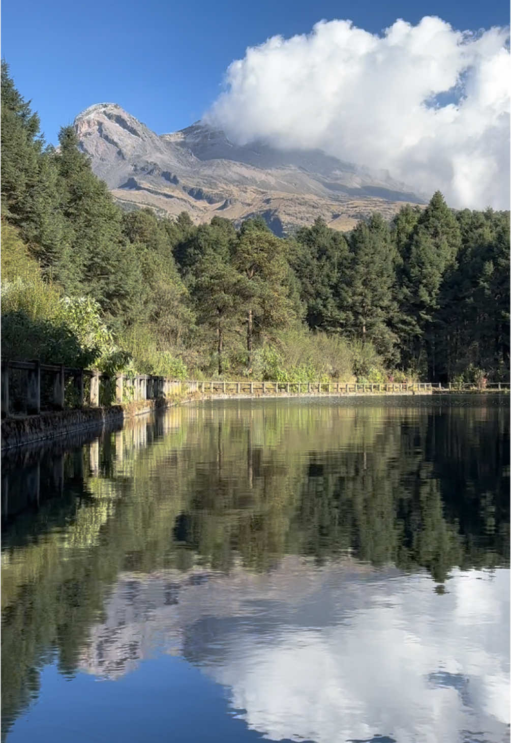 La mujer dormida y la luna 🌙💜 #volcan #mexico #beauty #nature #mountain #naturaleza #volcano #hike #senderismoresponsable #respectnature #fyp 