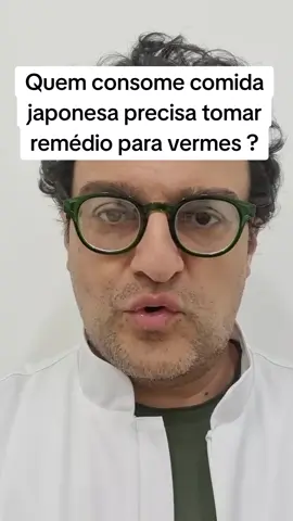 Para quem não fica sem um sashimi ( eu, pessoalmente, aprecio bastante ) , tem alguns cuidados que devemos tomar.  Há alguns tipos de parasitas que podem estar presentes no peixe cru.  Uma das formas de prevenir a contaminação é congelar o sashimi a -20graus C por pelo menos 7 dias, ou a -35graus C por pelo menos 15 horas. Isso elimina a maioria dos parasitas.  Outro cuidado importante é utilizar um antiparasitario de amplo espectro, a cada 6 meses, para quem consome esse tipo de alimento com frequência, geralmente a base de albendazol ou mebendazol. E aí, você também consome esse alimento ? #coloproctologia #sashimi #sushi #gastroenterologia #saude