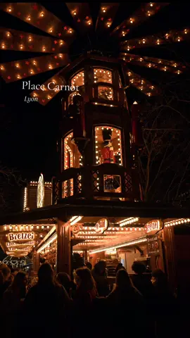 Plongez dans la magie de Noël au marché de Noël Place Carnot à Lyon, un incontournable de la saison ! 🎄✨ Découvrez les chalets, les gourmandises et l’ambiance festive en plein cœur de la ville. Accessible librement, ce marché vous attend jusqu’au 24 décembre : 🕒 Horaires : Lundi au jeudi : 11h à 20h Vendredi : 11h à 22h Samedi : 10h30 à 22h Dimanche : 10h30 à 20h 🚨 Attention, durant la fête des Lumières (8-11 décembre), les horaires pourraient être restreints pour des raisons de sécurité. #lyon #lyonnaise #perrache #christmas #marchedenoel #raclette #perenoel #noel #christmaslove #onlylyon #vivrelyon #hiver #snow 