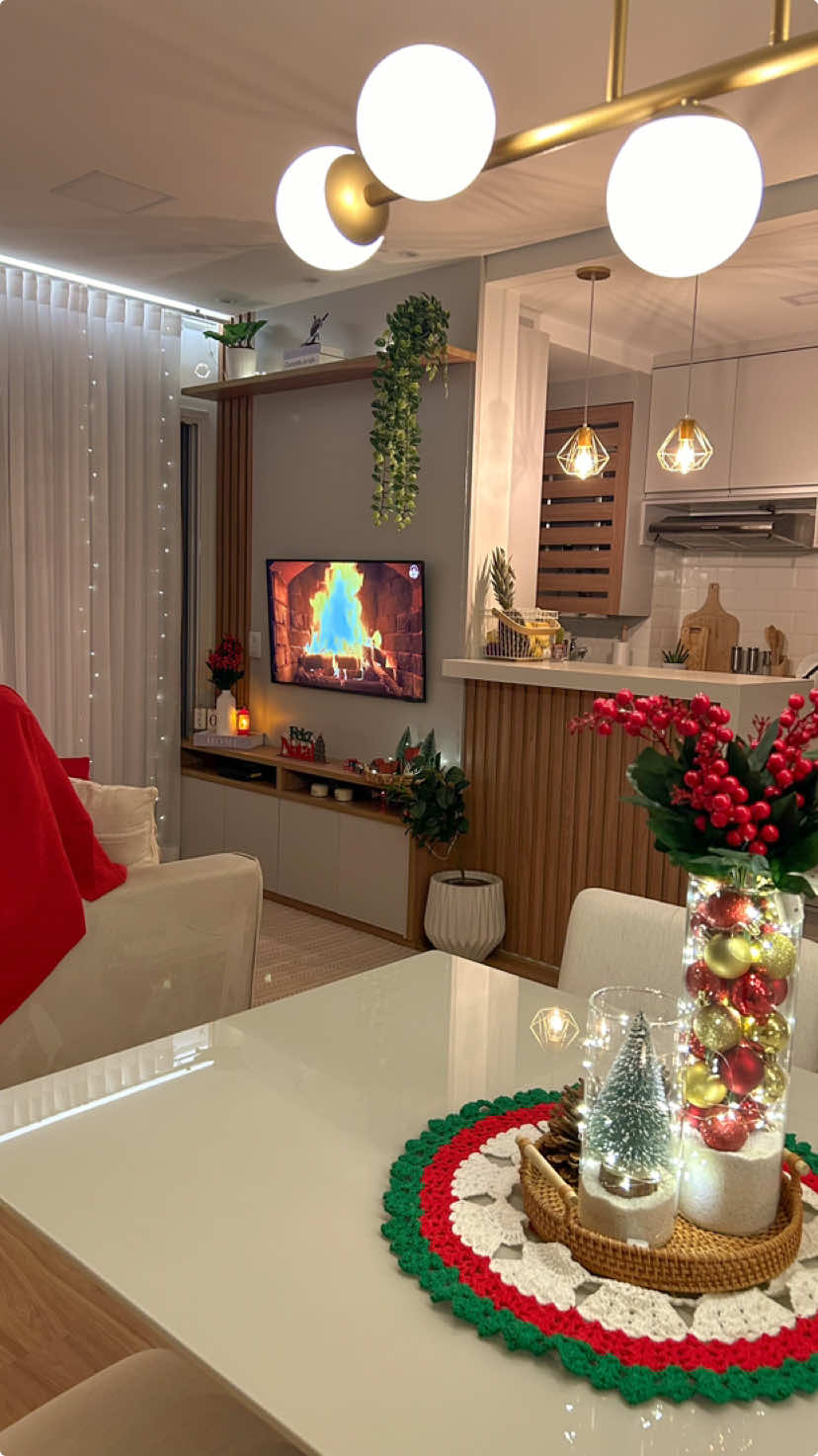 Por aqui já estamos prontos 😍✨🎄 Estamos só esperando a melhor época do ano chegar, e dessa vez, no nosso lar!  #natal #natal2024 #decoracaodenatal #decor #decornatalina #homedecor #ape #primeiroape #lar #decoracao 