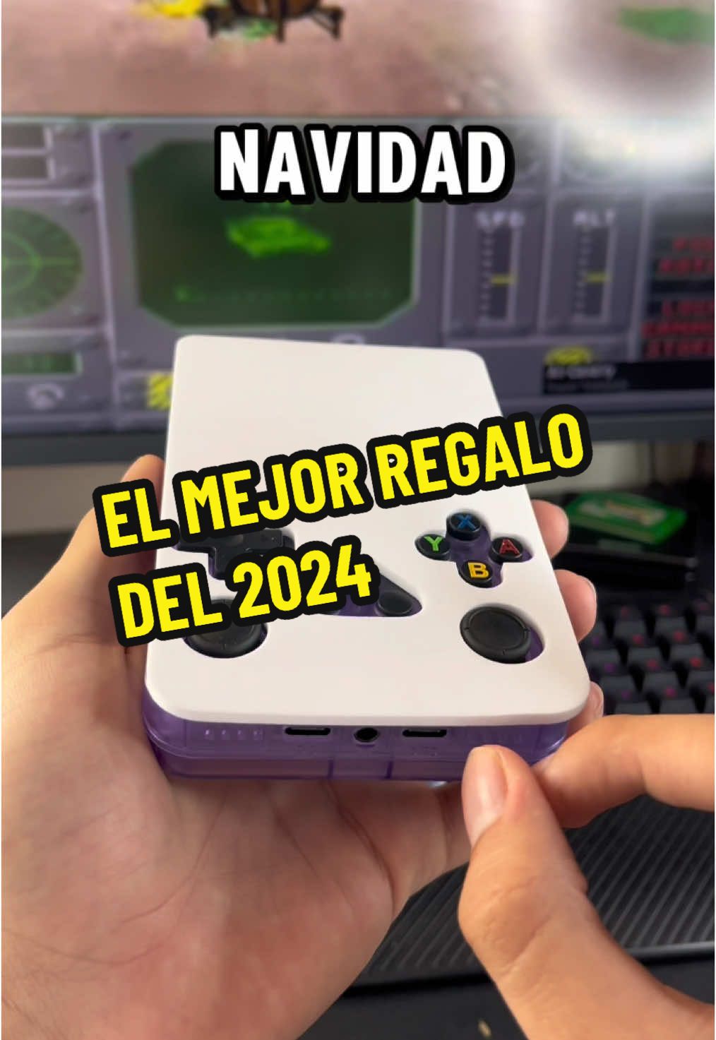 Es lo que quiero para navidad 🤩🎮🎁  #consola #retro #portatil #videojuegos #juegos #consolas #emuladores #navidad #r36s #gamer #gaming #consolagaming #juegosretro #nintendo  • Consola retro portátil ideal para emular NES, SNES, Gameboy, PS1, y más. Con pantalla IPS de 3.5 pulgadas, controles ergonómicos, y batería de hasta 8 horas, ofrece acceso a miles de juegos clásicos. Perfecta para personalizar y llevar tu nostalgia a todas partes. No requiere conexión a internet. #CapCut 