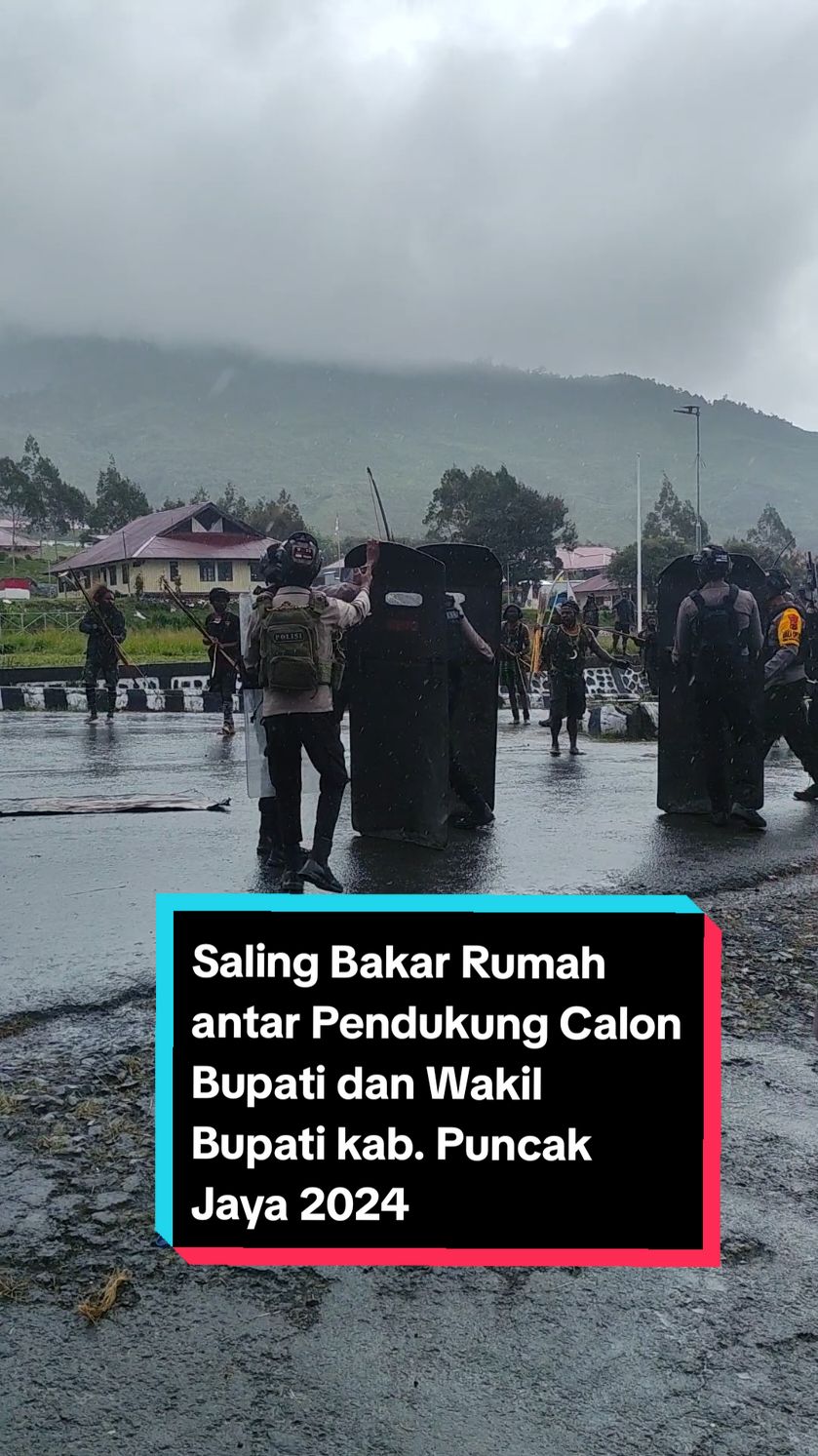 saling Serang, dan Saling Bakar rumah Antar Pendukung calon Bupati Dan Wakil Bupati Dalm Pemilu serentak Kabupaten Puncak jaya 2024 #pemiluserentak2024 #Poldapapuatengah #poldapapua #puncakjaya #polrespuncakjaya #aquadulu #fyp #desember 