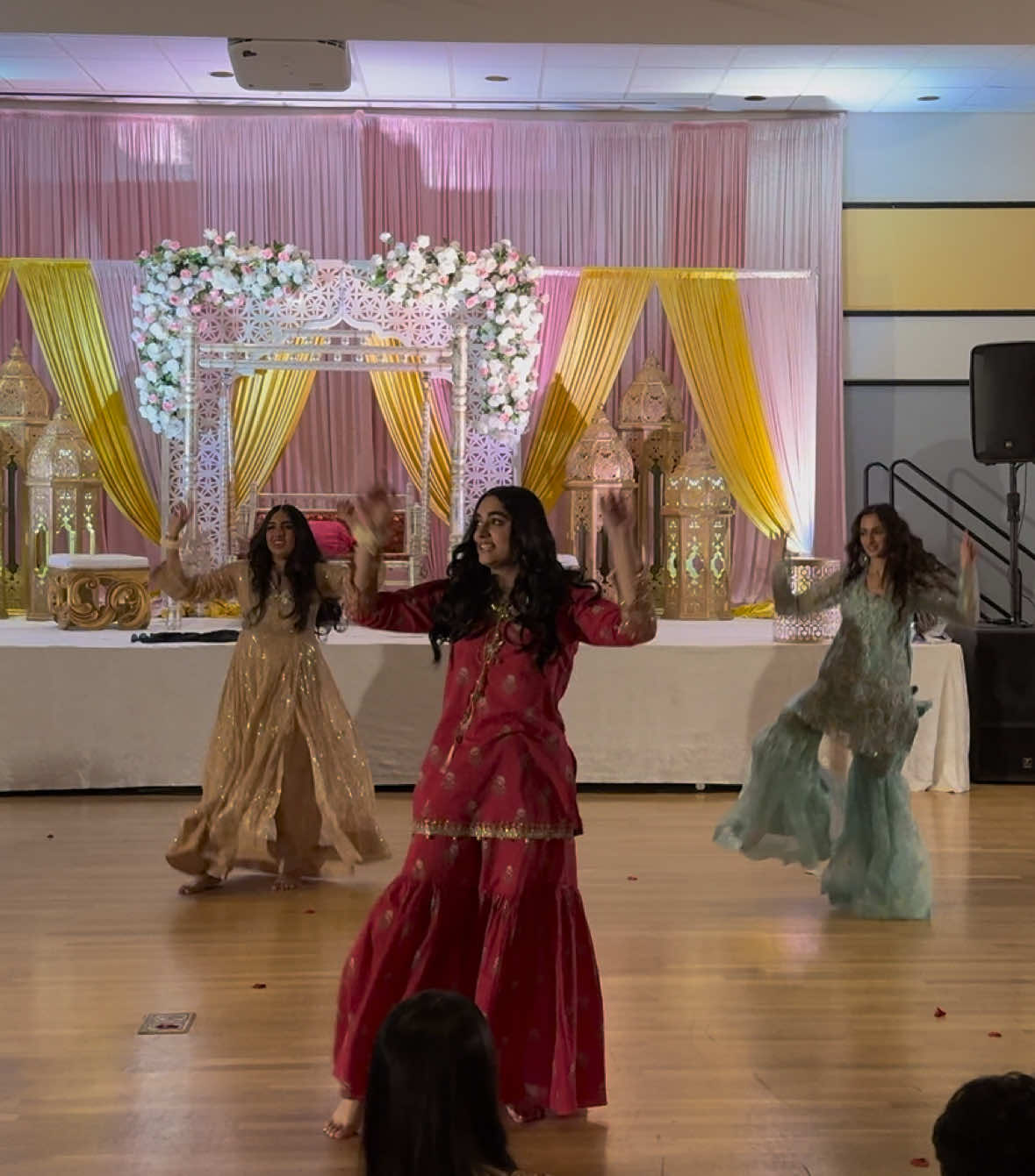 Jine Mere Dil Lutiya 💃🏽💃🏽💃🏽 @GMU PSA #mockmehndi #mehndi #desigirls #girlsdance #punjabi #punjabitiktok #bhangra #pakistani_tik_tok #pakistanitiktok #dance #danceperformance 