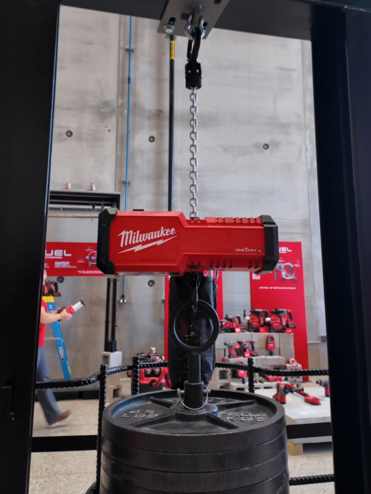🤯Polipasto a BATERÍA! 🔋 de 1 TON @milwaukeetool #Herramientas #M18Fuel #Maquinaria #Construcción