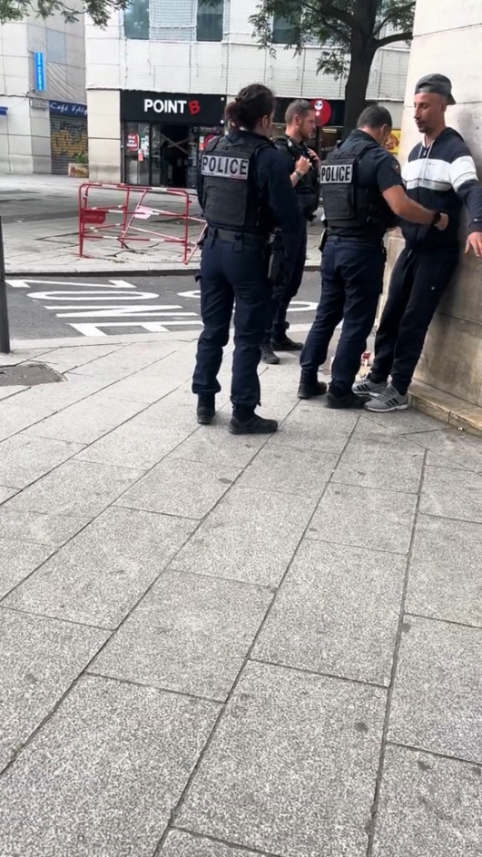 Contrôle policier arabe sans papiers🪪👮🏻‍♂️💢 #coursepoursuite #pourtoi #echirolles #police #echirolles #police #citer2france #reels #toulouse #limoges #liyon #mersseille #marocaine🇲🇦 #tounsia🇹🇳 #france🇫🇷 #algérie🇩🇿 
