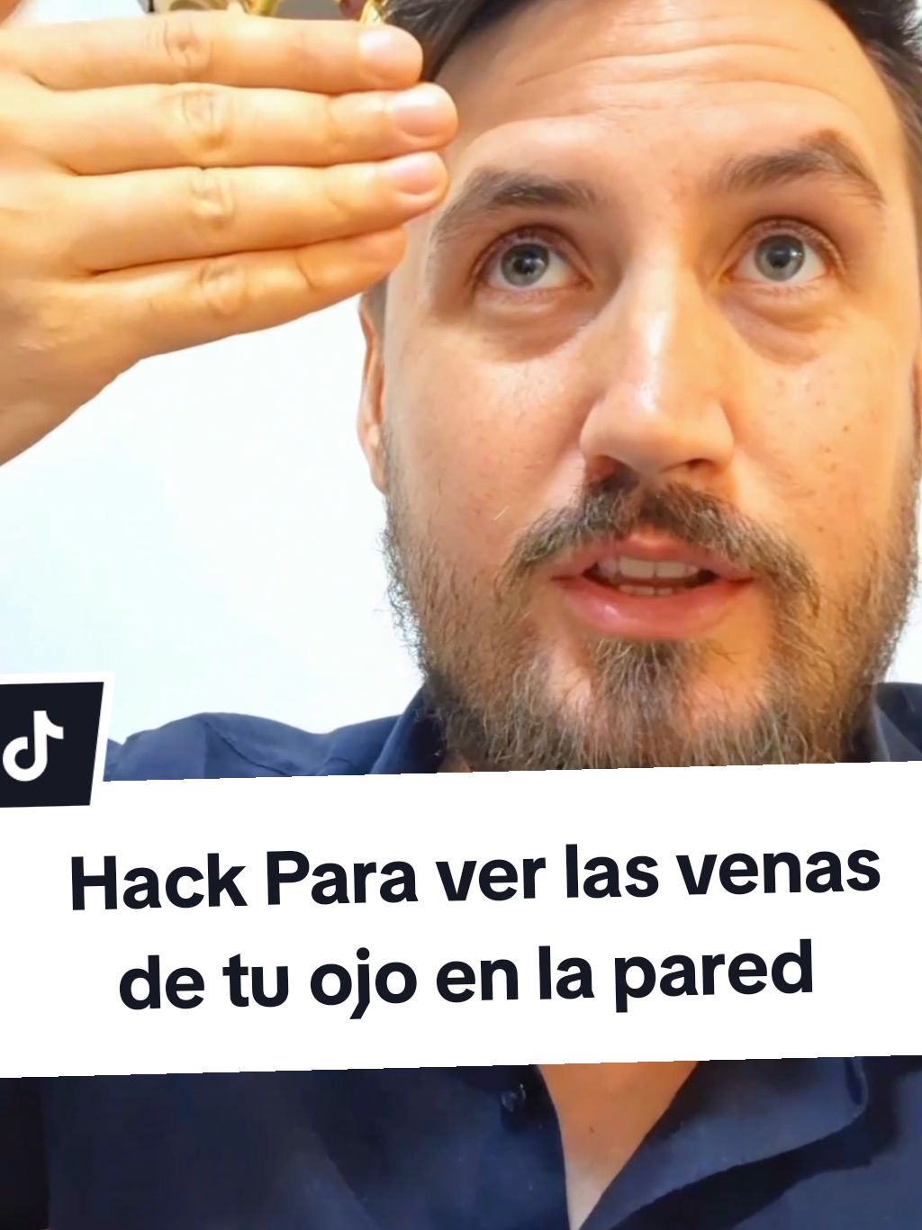 Hack Para ver todas las venas dentro de tu ojo en la pared. Co este hack vas a poder ver toda la maraña de vasos sanguíneo dentro de tu ojo. Normalmente tu cerebro rellena estas venas para que no las veamos. Pero con este hack vas a ser más inteligente que tu cerebro y las vas a ver por primera vez en tu vida. Aplicalo con cuidas y consulta a un profesional de la salud antes, solo para estar seguros. #cuerpohumano #ojos #ojo #hack #vista #vision #curiosidades