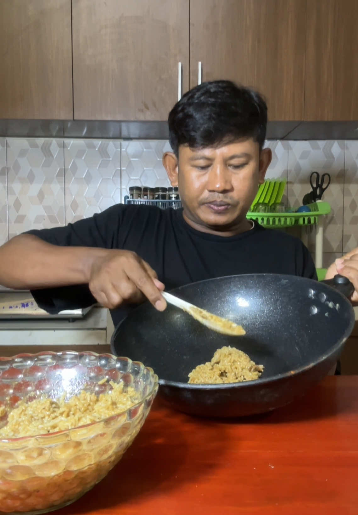 Bikin kerak nasi yang jumbo ges, ternyata di variasiin enak juga well, kelamaan masak sampe perut kembung ges, untung ada Antangin gess, jadinya angin langsung minggat alias kentut @Antangin #wesewesewesbablasangine #foryou #viral #mursid