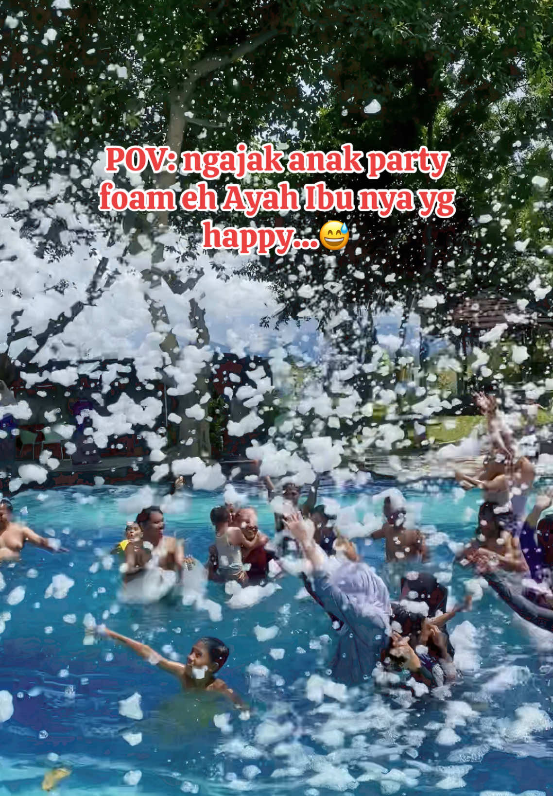 Biasanya sih gitu, ngajak anak ke kolam renang eh ayah ibu nya yang betah.. hehe Yuk ajak anak2 liburan ke Camp Hulu Cai, kita party foam 🥳🥳🥳 #foam #party #partyfoam #camphulucai #resort #ciawi #liburan #weekend #family #familytime #kolamrenang #fyp #fyppppppppppppppppppppppp #fypシ゚ #hiling #kidsfriendly 