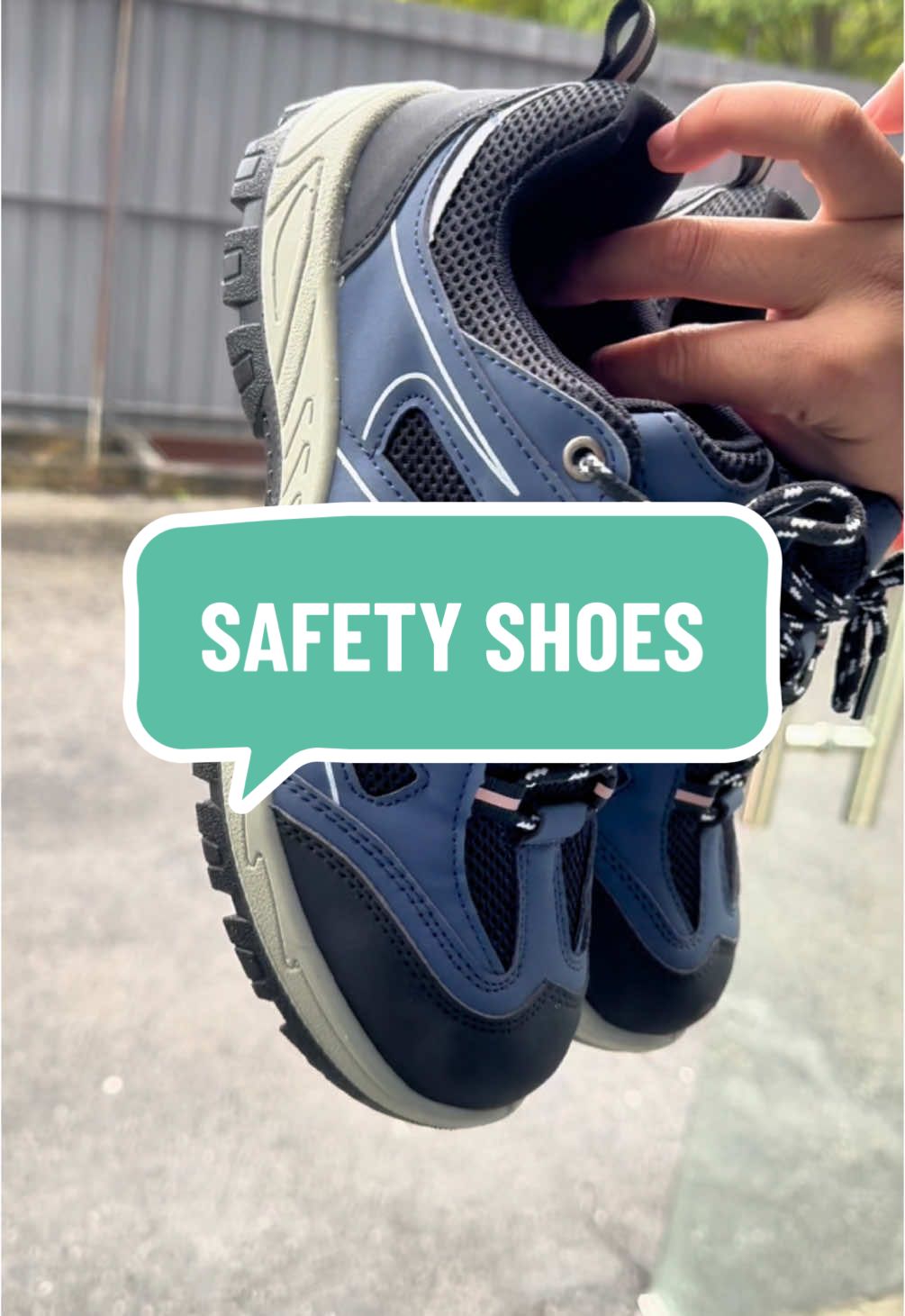 Serius wey, memang ringan dan selesa pakai kasut safety ni, hampa boleh tengok review dan feedback customer kat beg kuning tu, safety shoes ni lelaki dan perempuan boleh pakai. Grab sekarang sementara stok masih ada. #kasutkerja #kasutkerjalelaki #safetyshoes #kasutsafety #kasutsafetymurah #safetyshoesantislip 