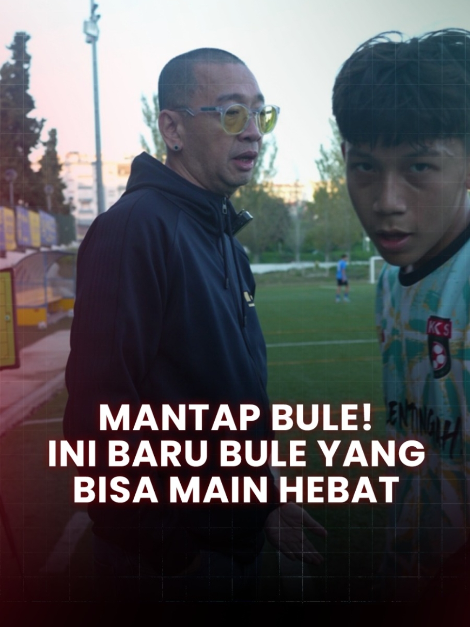 Mic Check Coach @Justinus Lhaksana di pertandingan semalam. Di laga kedua ini, KKS kembali raih kemenangan dengan skor yang sama seperti match pertama yaitu 6-1. Kelass, Coach! 🫡 #KoreaKoreaSelecao #Melentinglah #BambangPacul #KomandanPatjul #CoachJustin #JustinusLhaksana 