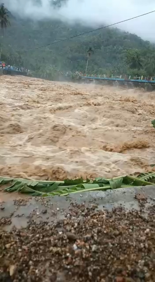 inilah detik detik banjir besar di daerah sawahan panggul trenggalek jawa timur#banjir #bencana #banjirbandang #tragedi 