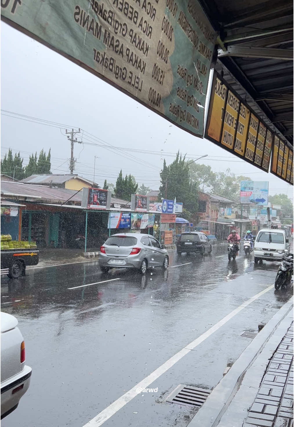 Tawangmangu hujan dari pagi belum reda, yang mau ke arah tawangmangu jangan lupa bawa jas hujan 🥶 #fyp #tawangmangu #tawangmangukaranganyar #hujanderas #infotawangmangu #karanganyar24jam