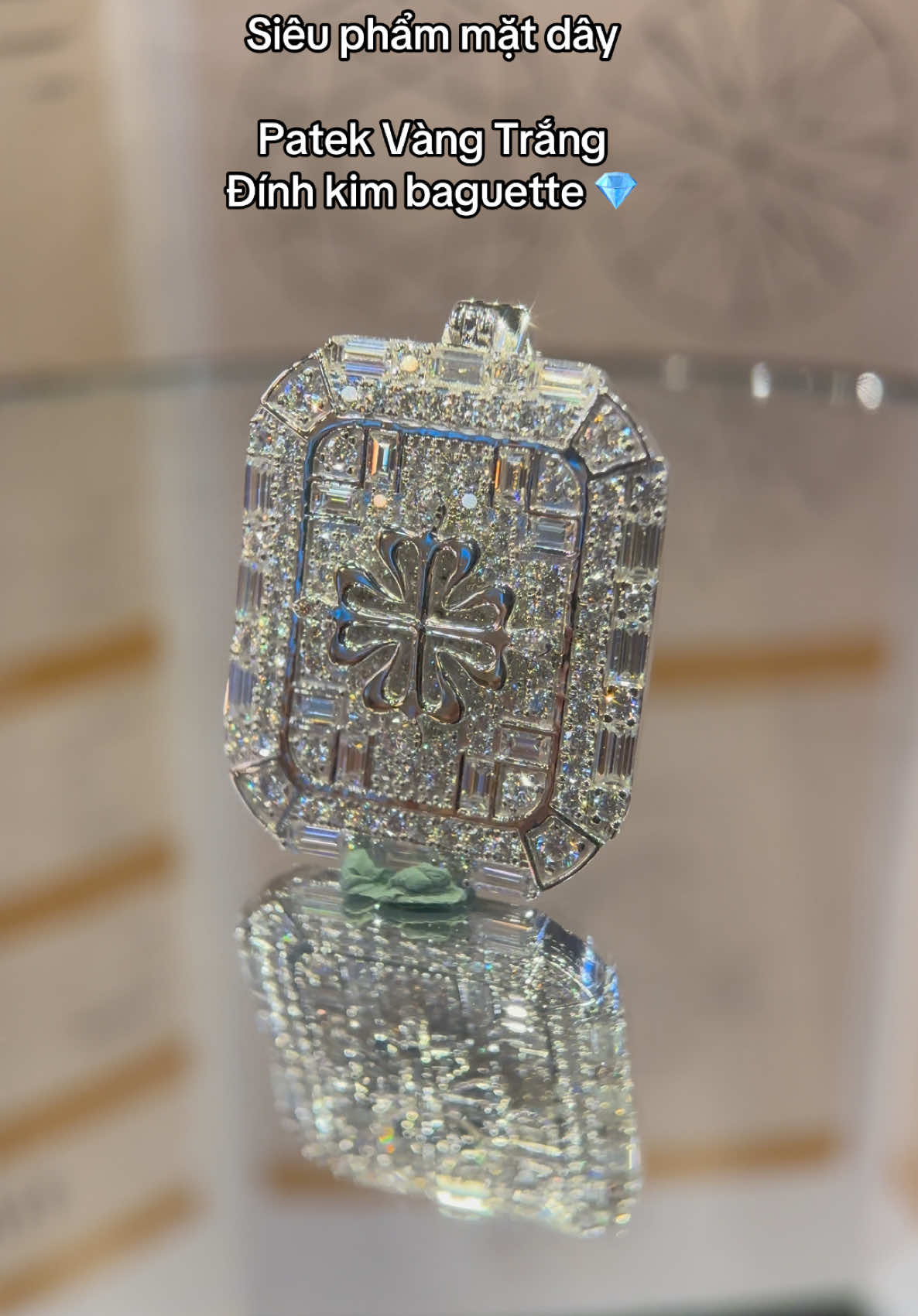 Cận cảnh chiếc mặt dây Patek Vàng Trắng full kim Moiss 💎 Lên cổ thì anh em hiểu luôn #xuhuong #phanhungluxury #fyp #hungtrangsuc #trangsuckimcuong #trangsuconline 