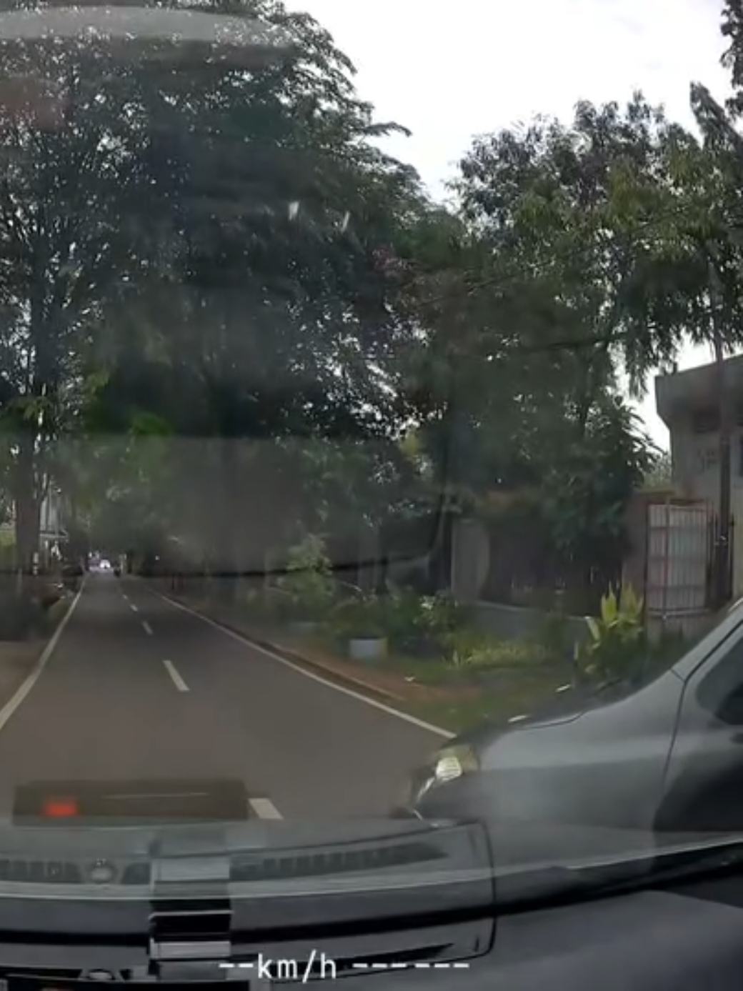 Keluar gang masuk jalan utama ga ada berhentinya. Posisi DC padahal blind spot banget dari tirai A.  #dashcam #dashcamindonesia #otomotif  #etikaberkendara #dashcamvideos #lcgc 