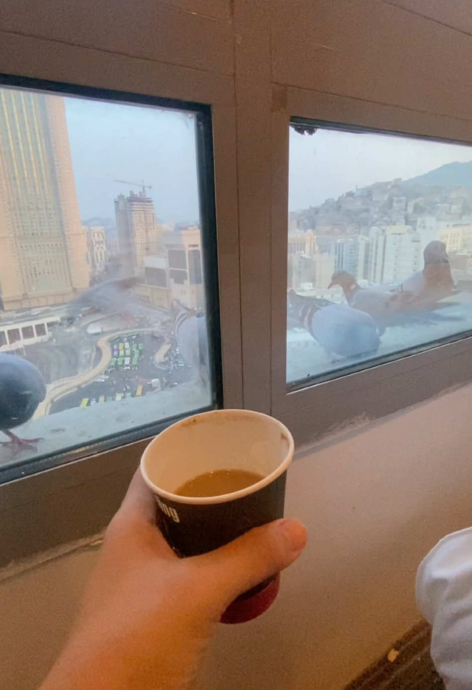 Best view morning 🕋🤍 kamar sederhana dengan pemandangan yg luar biasa 🫶 #grandalmassa #grandalmassahotel #hotelmakkah #zamzamtower #viewmorning 