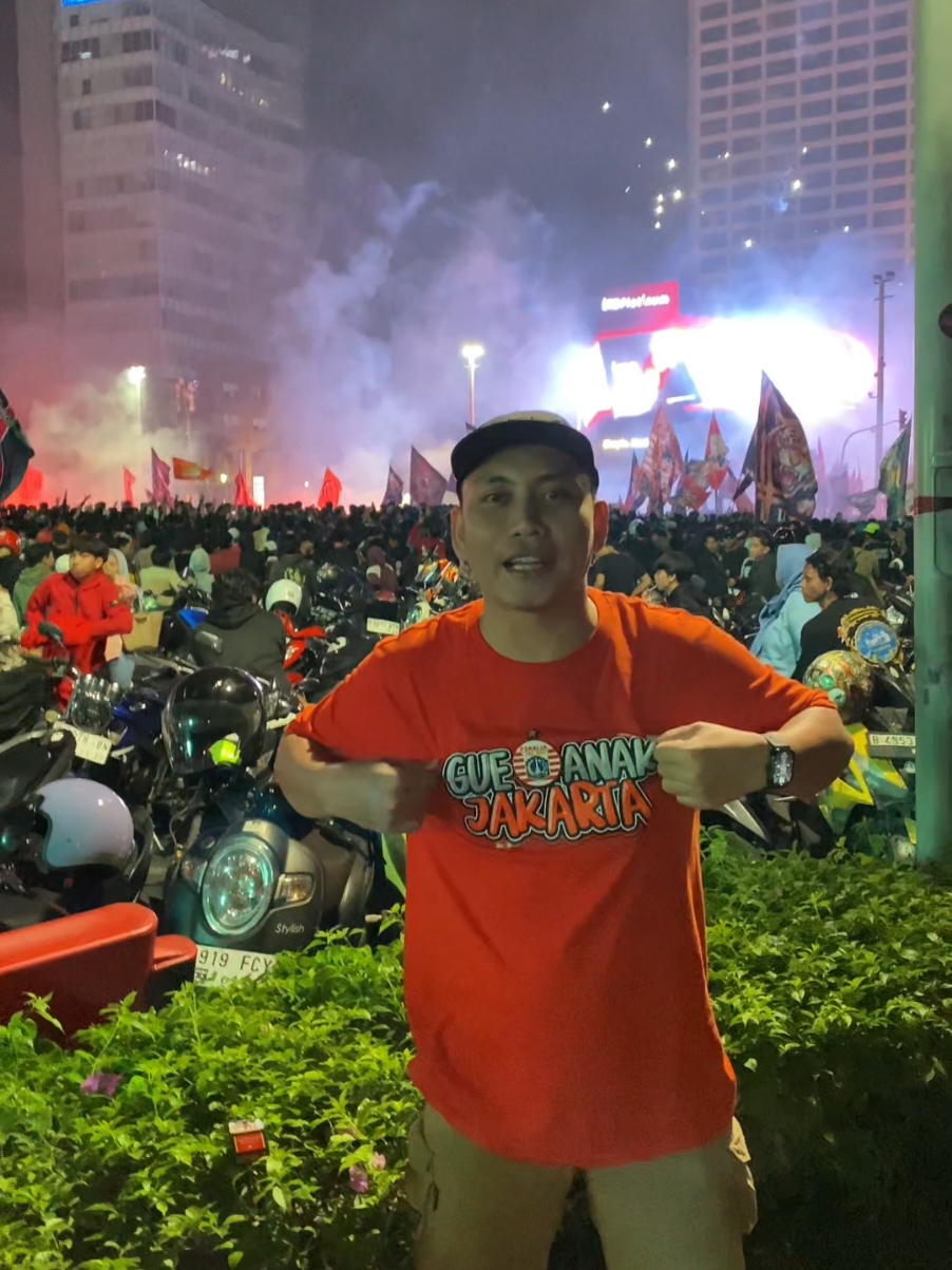 Persija Jakarta, tim kebanggaan kami. 96 tahun usiamu kini, kau berdiri gagah penuh dengan kisah dan sejarah, menjadi tim yang tak pernah terdegradasi. Prestasi dan semangatmu tak terbendung menyatukan kami, the Jakmania. Teruslah bersinar dan tak pernah redup Selamat ulang tahun, Persija Jakarta tim sepakbola kecintaan kami! #thejak #kebonjeruk #persijawarisanbabegue #gueanakjakarta #banggajakmania #jakartakotague 