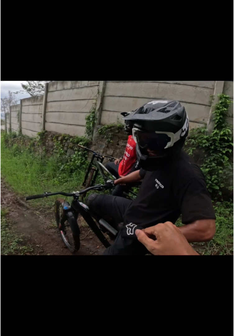 first time ke panderman, langsung dijepit @Fajar @Pandu Kalolo⚡️ 🤣 #mtblife #mtbtiktok #downhill #pandermangravitypark 