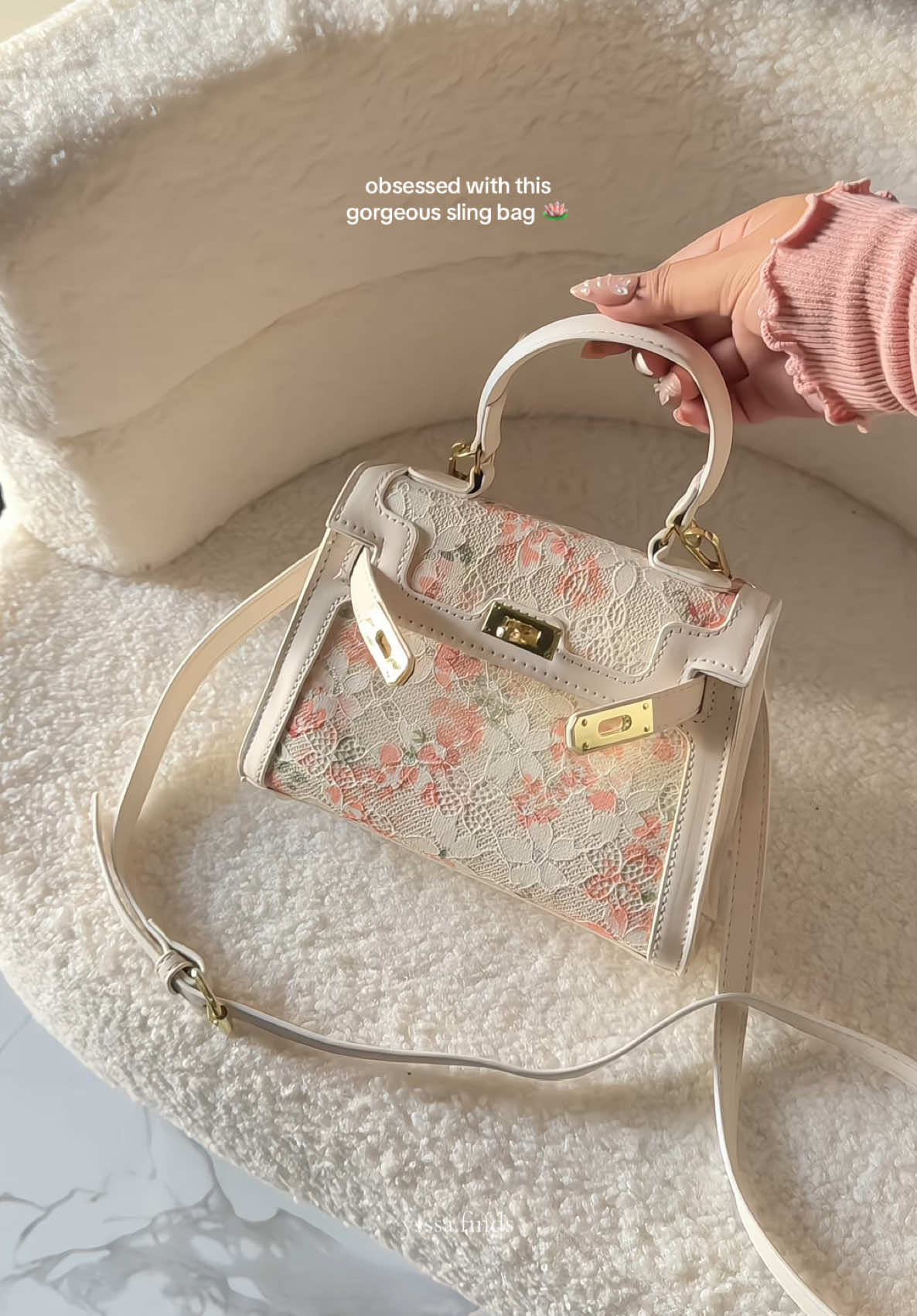 THE PRETTIEST BAG!!! 💌 #slingbag #minikelly #floralbag #handbag #smallbag #minibag 