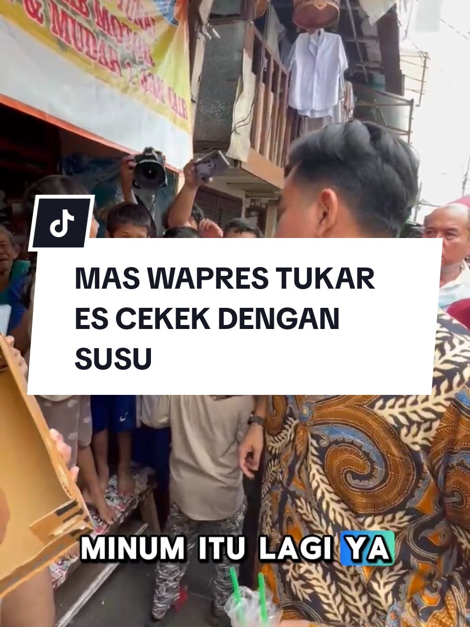 dalam kunjungan mas Wapres melihat anak anak jajan es cekek dan ditukerkan dengan susu, menariknya mas Gibran cara ngomong ke anak-anak halus dan 