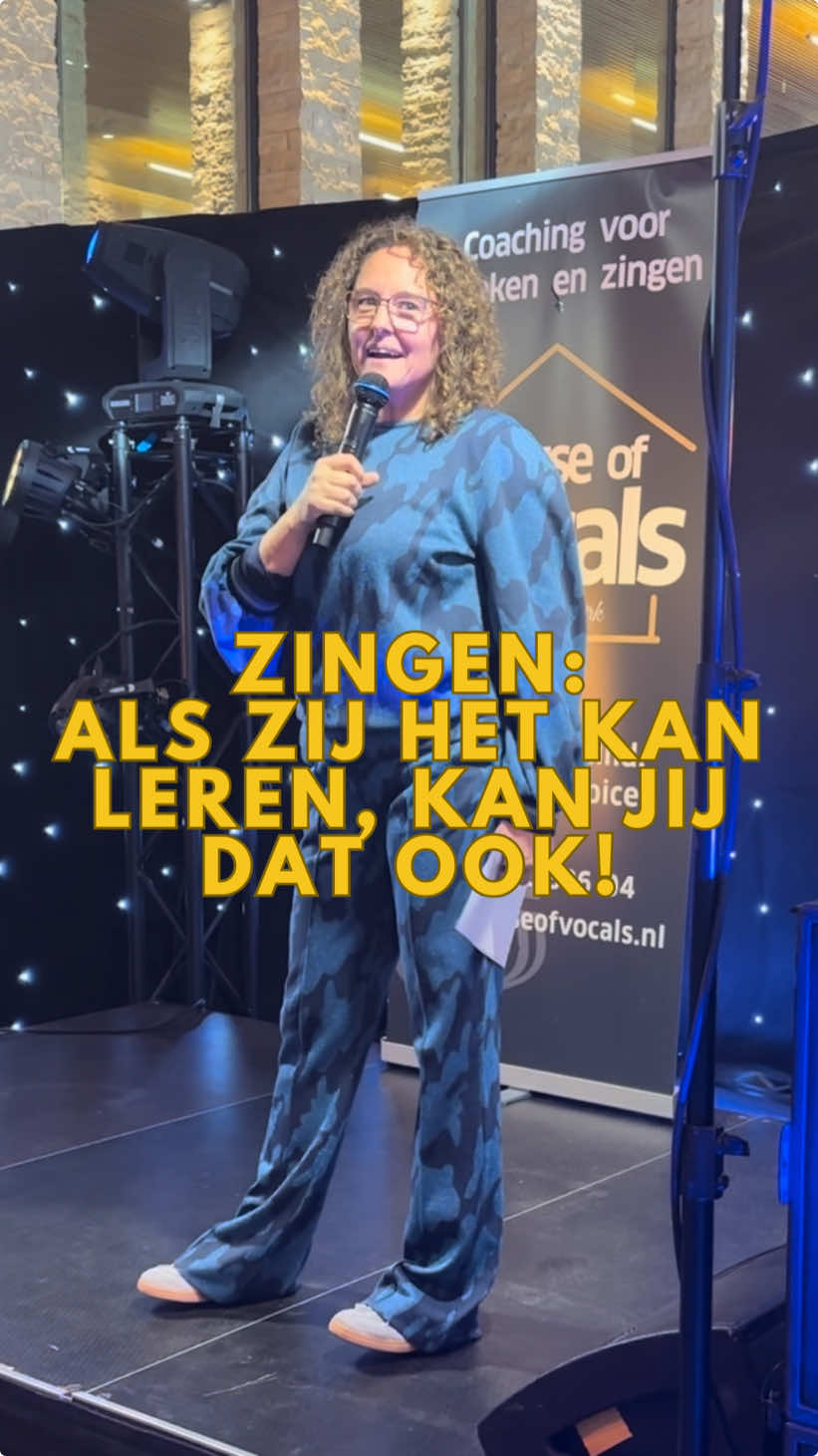 Tijdens de lancering van mijn boek De Voice en Mindset Methode mocht ik genieten van een prachtige introductiespeech door niemand minder dan Ester van der Voort. Haar woorden raakten niet alleen mij, maar ook alle aanwezigen. Ester vertelde openhartig hoe ze door mijn visie overtuigd is geraakt dat iedereen, inclusief zijzelf, kan leren zingen. Haar opmerking dat ze nu zelf zangles bij mij te volgen, vervulde me met trots en dankbaarheid.  Ester, jouw vertrouwen in mijn methode en jouw bereidheid om een nieuwe uitdaging aan te gaan, symboliseert precies waar mijn boek voor staat: het loslaten van belemmeringen en het ontdekken van je eigen stem. Dank je wel dat je dit moment voor mij en mijn boek zo bijzonder hebt gemaakt. 🙏 Wil jij, net als Esther, je stem écht te laten horen? Vanaf januari 2025 starten nieuwe zanglestrajecten bij House of Vocals! Zingen is niet alleen voor degene met talent, ook jij kunt het leren. Begin het jaar met zelfvertrouwen, vrijheid en plezier in jouw stem. 👉 Meld je aan en ontdek wat jouw stem allemaal in huis heeft! 🔗 https://houseofvocals.nl/zangles-start-traject/ #VoiceEnMindset #Boeklancering #IedereenKanZingen #HouseOfVocals #StemVrijheid #Zangles #VoiceEnMindset #Boeklancering #Dankbaarheid #StemVrijheid #IedereenKanZingen@Esther van der Voort 