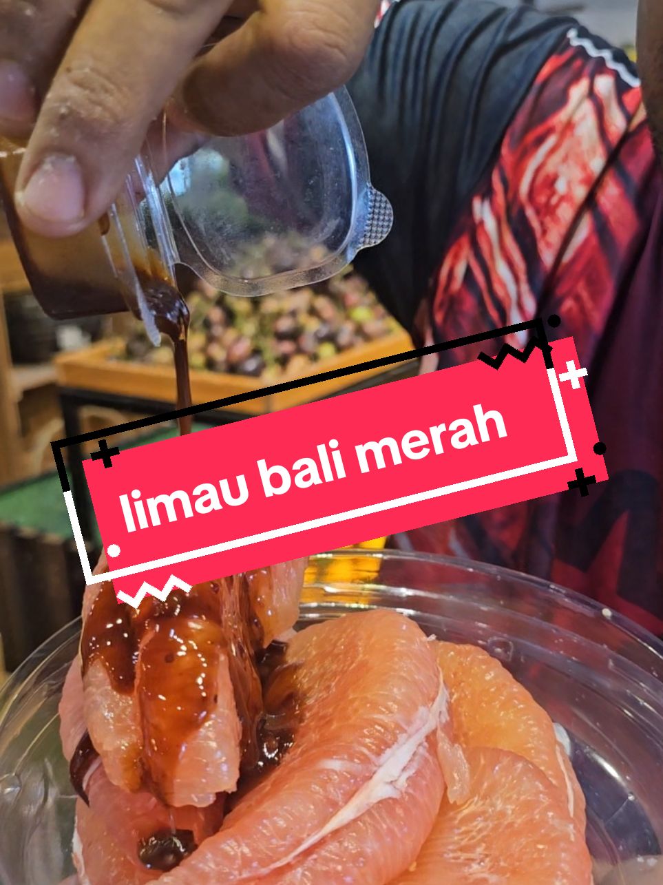 tengah edit pun terliur ni.. korang rasa tak? limited edition yang merah ni #kedaibuahviral #redpamelo #limaubali #funfruits #mengidam