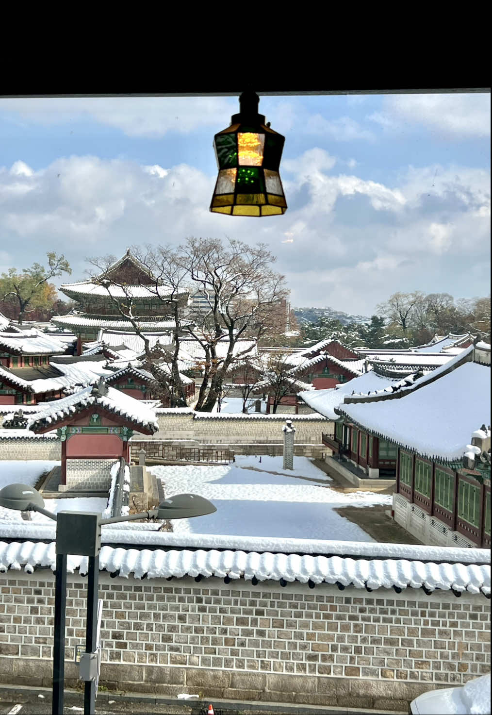 창덕궁에 첫눈❄️❄️ #seoul #korea #winter #trending #snowfall #snow #wintervibes #fypシ゚ #gyeongbokgung #firstsnow #fyp #snowflakes #서울 #경복궁 #겨울 #첫눈 #눈 #창덕궁 #changdeokgungpalace #gyeongbokgung #경복궁 #fyp 