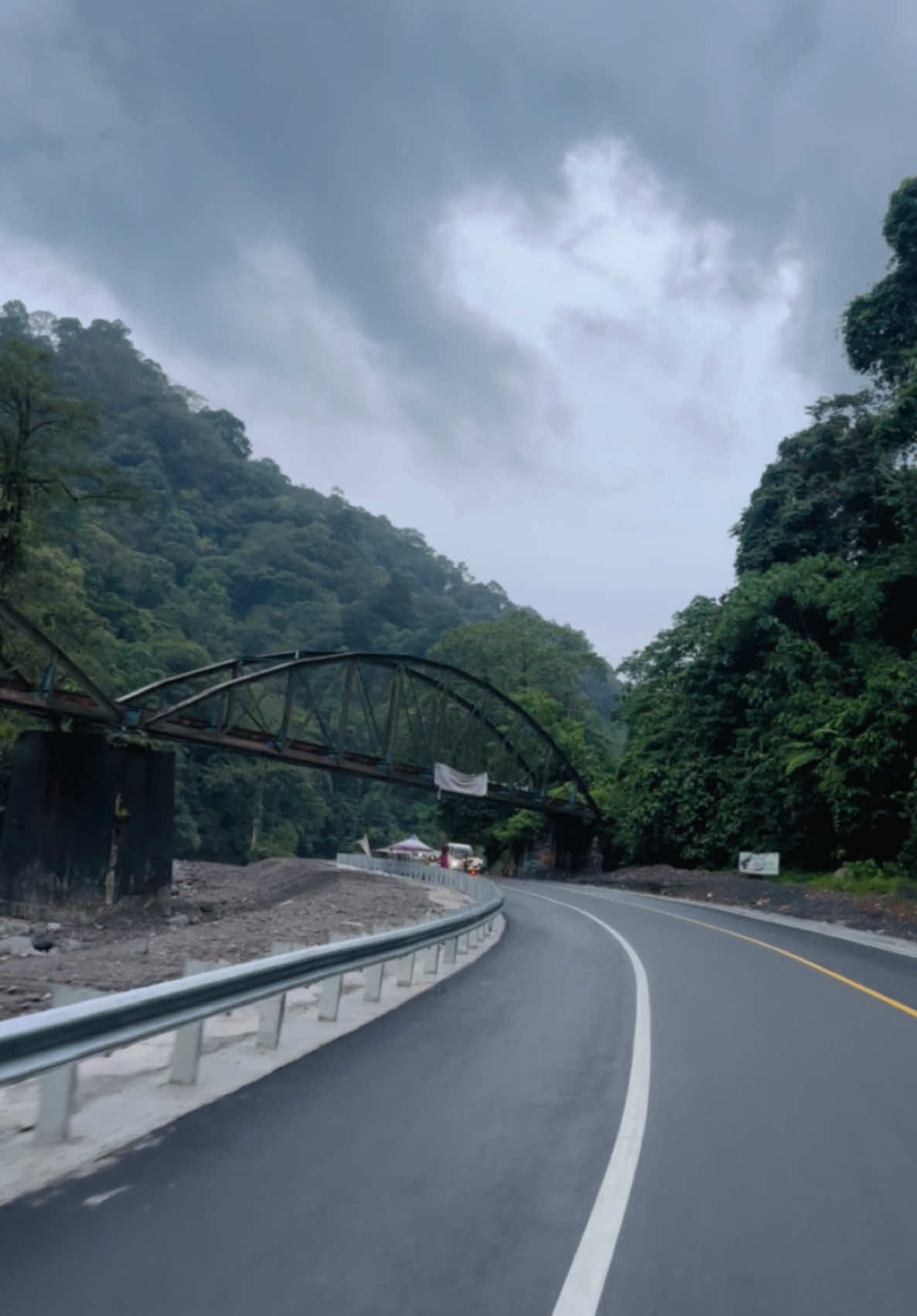 Lah Barasiah jalan pulang di awal tahun sanak #silayiang #silayiangbawah #silayiangpadangpanjang #padangpanjang #padang #minanglasuah #fypminang #fyp #storyminang #jalansumbar #jalanaspal #taragakpulang #takanakampuang #lembahanai #pulangkampung 