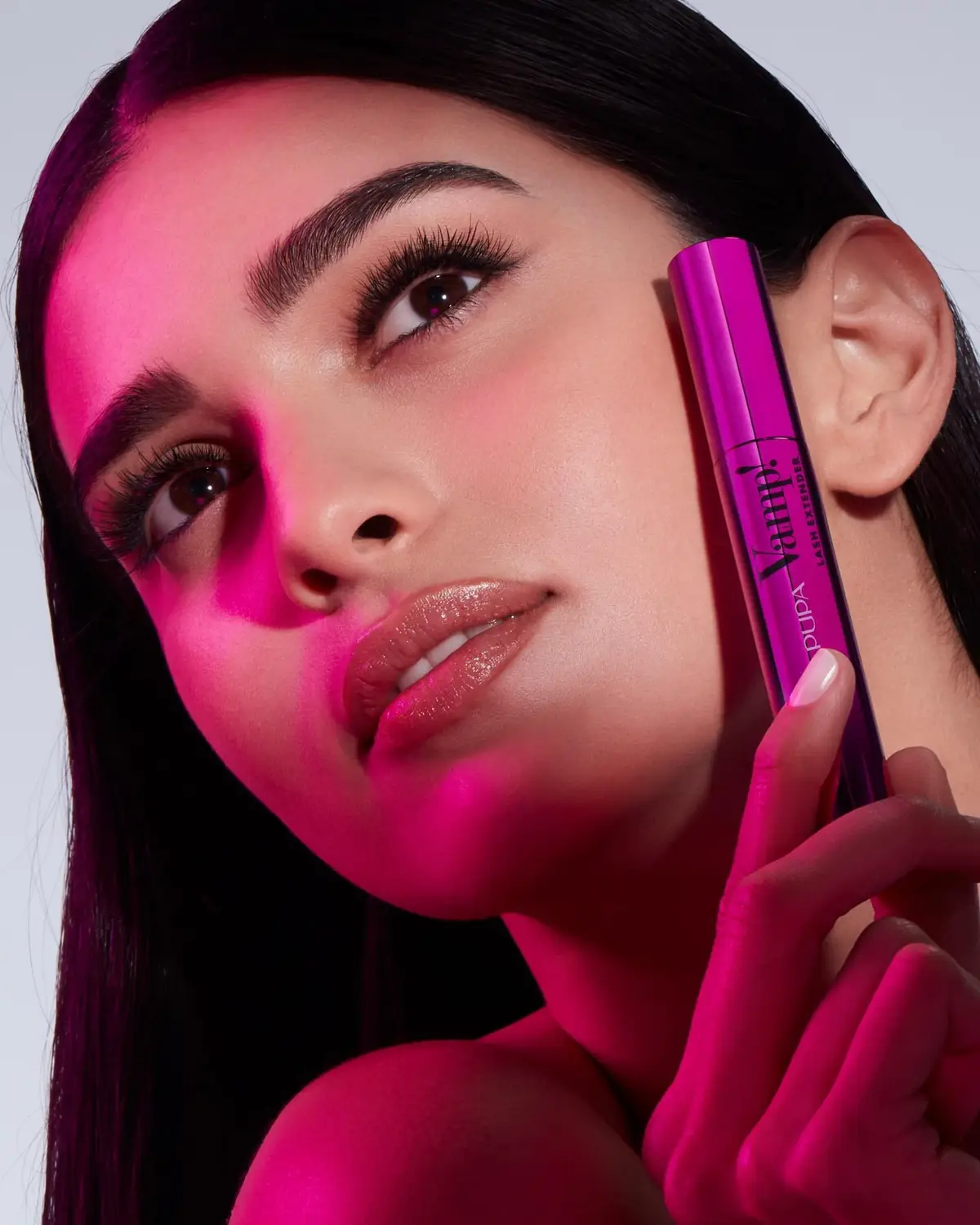 LASH GOALS ACHIEVED! Ils sont arrivés !!! Si vous recherchez un mascara qui vous offre ⚡ Un regard plus ouvert ⚡ Des cils rehaussés ⚡ Des cils plus longs, alors vous êtes au bon endroit 😉 ➡️ VAMP! LASH EXTENDER Commentez avec un émoji fuchsia 💜😈🍷 si vous avez hâte de le tester ! #pupamilano #madeinitaly #vamplashextender #vampmascara #beauty #oeildebiche #fauxcils 