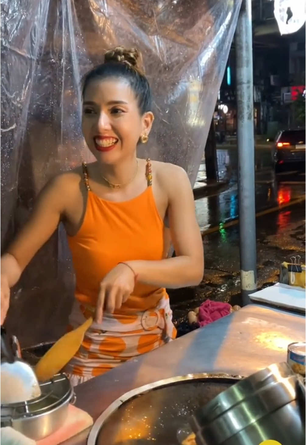 Puy Roti Lady in A Bright Orange Look #foodvendor #streetfood #thaigirl #thailadies #thaiwomen #thaistreetvendor #แม่ค้าในประเทศไทย #puyrotilady #rotilady #onthisday 