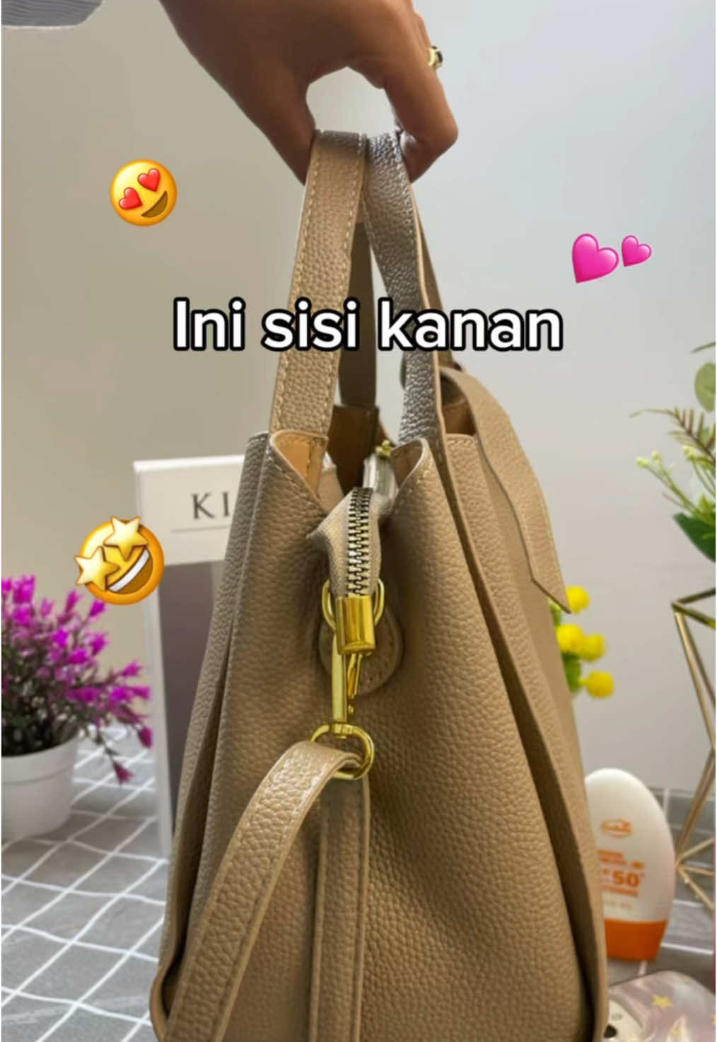 #taswanita #tasselempang #tashandbag #tashangout #taskondangan #tasmuatbanyak #vinnetora 