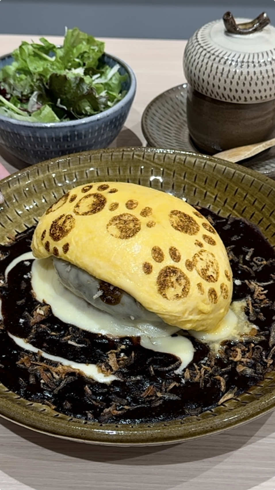 世界一バズってる鉄板オムライス🥚 鉄板に卵液を流し 華麗な手捌きで作るオムレツはまさに職人技！ 美しいオム肌に肉球の焼印がとってもキュート🐾🤍 半熟とろっとろのオムレツとジューシーな和牛ハンバーグ 濃厚なチーズとスパイシーなカレーソースが絶妙にマッチ！ 東京渋谷でお店に迷ったら絶対外せない逸品✨️ 📍東京・渋谷  『はんばーぐとおむらいすのお店 いくら』 ハンバーグオムライス 黒カレー ¥2000 チーズトッピング ¥200 #渋谷グルメ #渋谷ランチ #東京グルメ #東京ランチ #オムライス #egg #japanesefood 