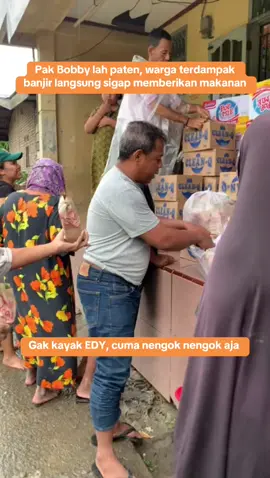 Edy cuma nengok nengok doang, pak bobby lah paten, langsung sigap membantu warganya 👍☝🏻 #bobbynasution #edyrahmayadi #gubernur #banjir #medan #medanbanjir #banjirmedan #bantuanwarga #fypシ゚ #fypage #bobbyforsumut 