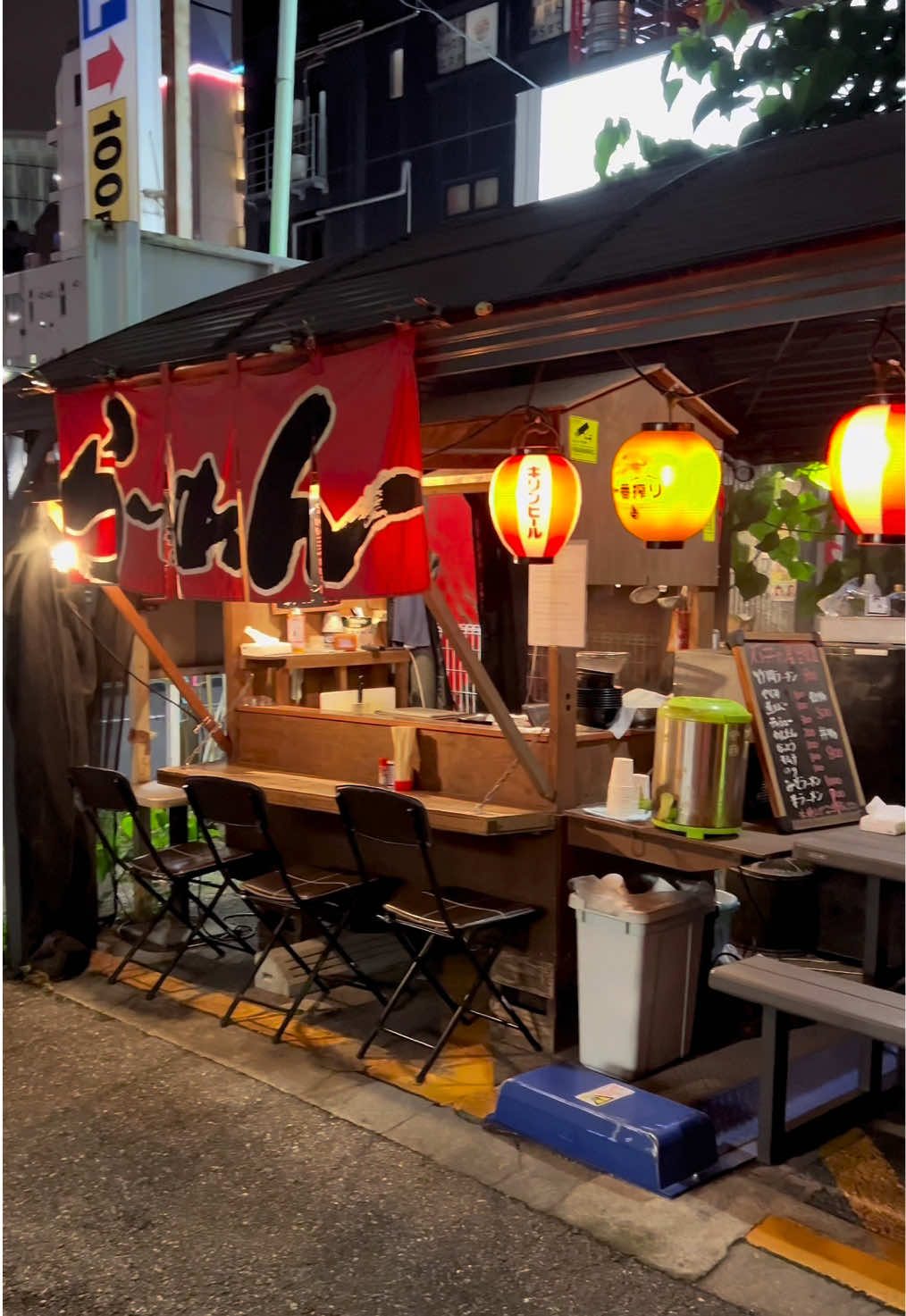 🍜千葉市にある隠れた屋台ラーメンの名店🍜 ㅤㅤㅤㅤㅤㅤㅤㅤㅤㅤㅤㅤ 千葉市【石井の屋台食堂 富士見町店】さんで 「竹岡ラーメン（900円）」をいただきました！ ㅤㅤㅤㅤㅤㅤㅤㅤㅤㅤㅤㅤ 濃厚なしょうゆ味が特徴の一杯で、しっかりとした深い味わいが楽しめます😋✨ ㅤㅤㅤㅤㅤㅤㅤㅤㅤㅤㅤㅤ 今回はラーメンの魅力をじっくり堪能🍜 ㅤㅤㅤㅤㅤㅤㅤㅤㅤㅤㅤㅤ お店は裏路地に位置しており、まだあまり知られていない穴場的存在。小さな屋台という雰囲気も相まって、隠れ家的な魅力があります！ ㅤㅤㅤㅤㅤㅤㅤㅤㅤㅤㅤㅤ 濃い味好きの方はもちろん、静かな隠れ家を求めている方にもぴったりのラーメンです✨ ㅤㅤㅤㅤㅤㅤㅤㅤㅤㅤㅤㅤ ※こちらのお店はすでに閉店しています。 ㅤㅤㅤㅤㅤㅤㅤㅤㅤㅤㅤㅤ —————————————— 📍千葉県千葉市中央区富士見2-16-15 ⏰19:00〜翌2:00 🛌日曜・祝日定休 🚃葭川公園駅より徒歩約2分 —————————————— 🍜Hidden Gem of Street Ramen in Chiba City🍜 ㅤㅤㅤㅤㅤㅤㅤㅤㅤㅤㅤㅤ I had the pleasure of enjoying the “Takeoka Ramen” (900 yen) at Ishii’s Yatai Shokudo Fujimicho Branch in Chiba City! ㅤㅤㅤㅤㅤㅤㅤㅤㅤㅤㅤㅤ This bowl features a rich soy sauce flavor with a deep and robust taste that’s truly satisfying 😋✨ ㅤㅤㅤㅤㅤㅤㅤㅤㅤㅤㅤㅤ I took my time savoring the delightful flavors of this ramen 🍜 ㅤㅤㅤㅤㅤㅤㅤㅤㅤㅤㅤㅤ Located in a back alley, this shop is a little-known hidden gem. Its small yatai (food cart) setting adds to its secretive charm! ㅤㅤㅤㅤㅤㅤㅤㅤㅤㅤㅤㅤ Perfect for those who love strong flavors and are seeking a quiet, hidden spot to enjoy a delicious bowl of ramen✨ ㅤㅤㅤㅤㅤㅤㅤㅤㅤㅤㅤㅤ ※Please note: This shop has now closed. ㅤㅤㅤㅤㅤㅤㅤㅤㅤㅤㅤㅤ —————————————— 📍2-16-15 Fujimi, Chuo-ku, Chiba City, Chiba Prefecture ⏰7:00 PM – 2:00 AM 🛌 Closed on Sundays and public holidays 🚃 About a 2-minute walk from Yoshikawa Koen Station —————————————— #千葉グルメ #千葉市グルメ #Japanesefood #chiba