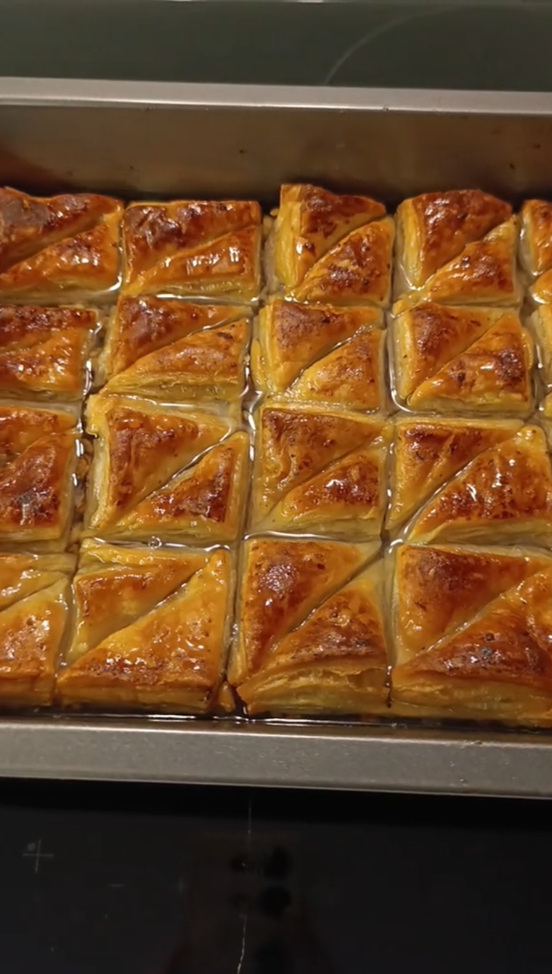 milföy hamurundan baklava 📝 Malzeme listesi: 1 paket milföy 1 su bardağı ceviz şerbeti için: 2 su bardağı şeker 2 su bardağı su çeyrek limon üzeri için 5 yemek kaşığı eritilmiş tereyağı